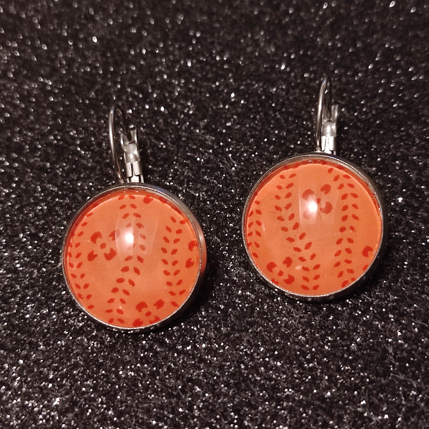 Boucles d'oreilles dormeuses rondes 18mm - Métal argenté - graphique fond rose pastel