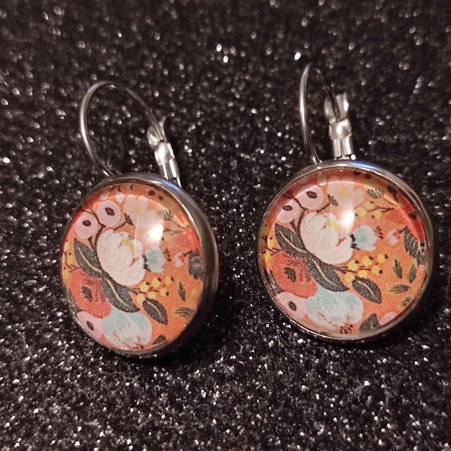 Boucles d'oreilles dormeuses rondes 16mm - Métal argenté - fleurs fond orange abricot