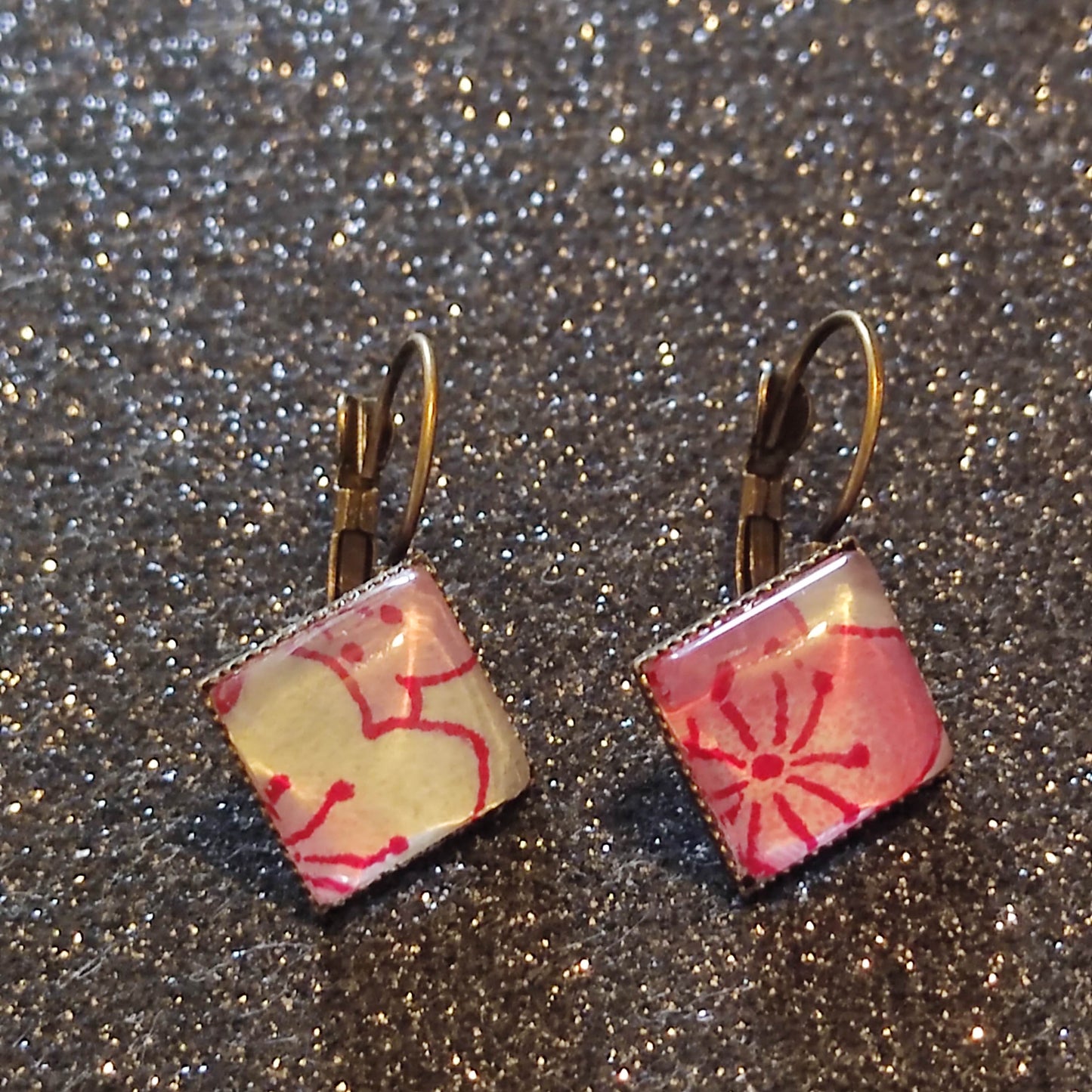 Boucles d'oreilles dormeuses losange 12mm x 12mm - Bronze - Fleurs rose et blanches