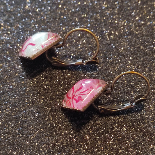 Boucles d'oreilles dormeuses losange 12mm x 12mm - Bronze - Fleurs rose et blanches