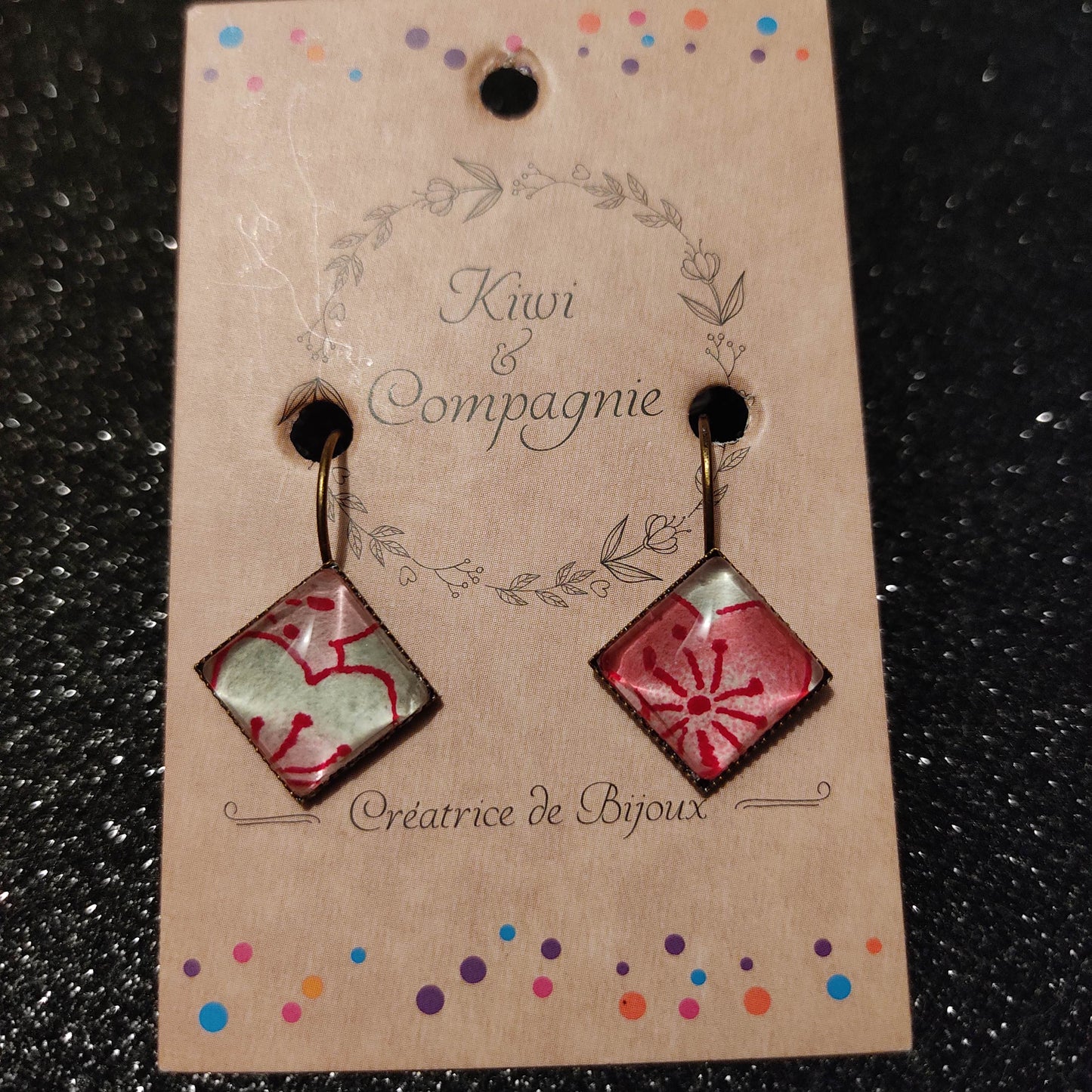 Boucles d'oreilles dormeuses losange 12mm x 12mm - Bronze - Fleurs rose et blanches