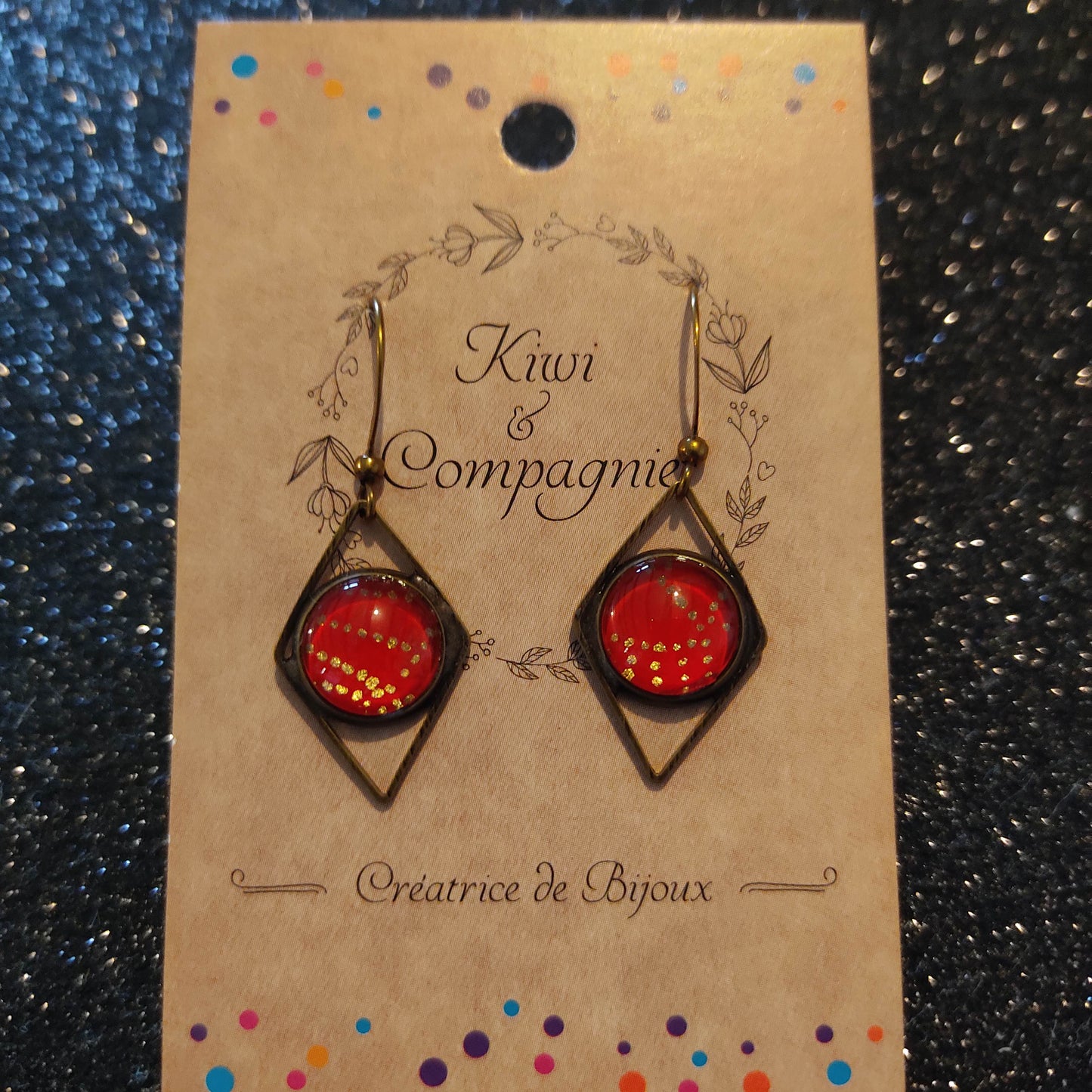 Boucles d'oreilles courtes - bronze - cabochons ronds 10mm - Forme losange - Pois dorés fond rouge