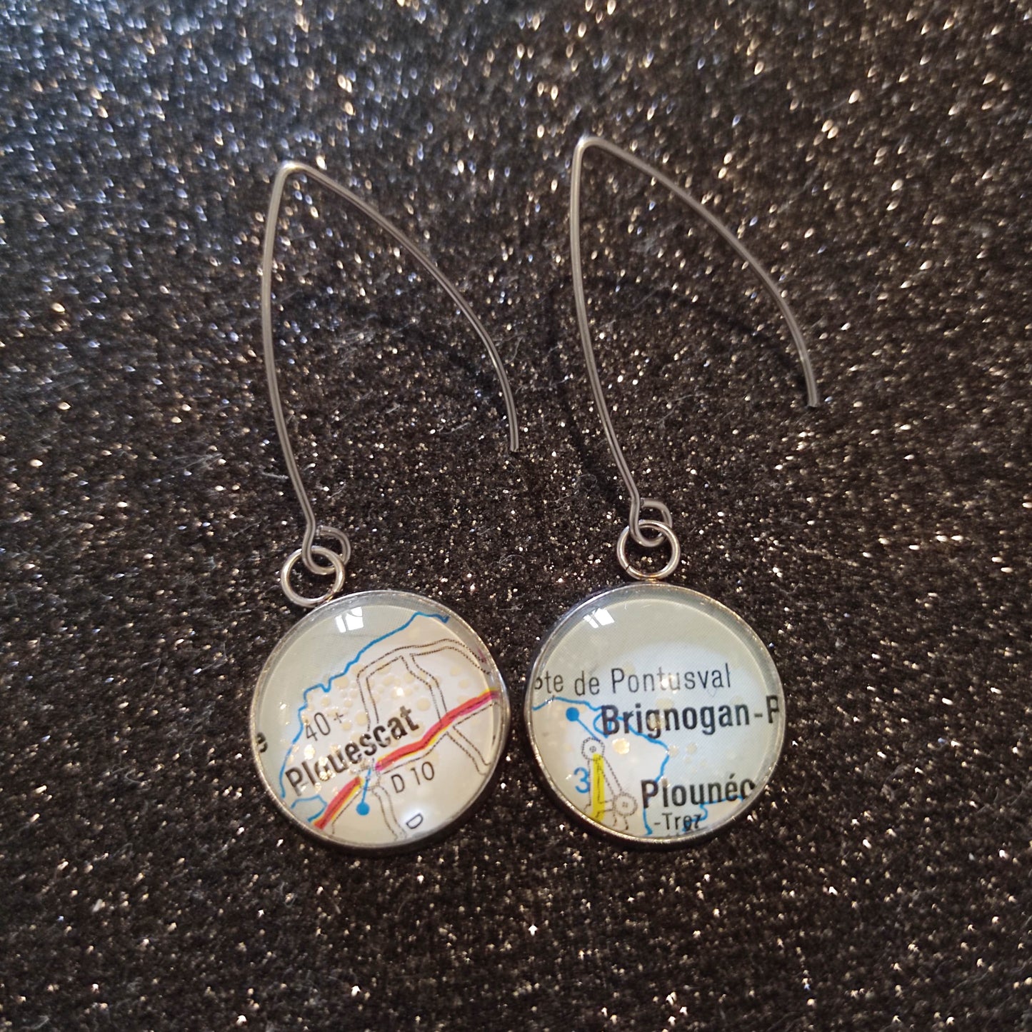 Boucles d’oreilles pendantes cabochons 18mm attaches en V - acier inoxydable - recyclage carte routière Plouescat & Brignogan