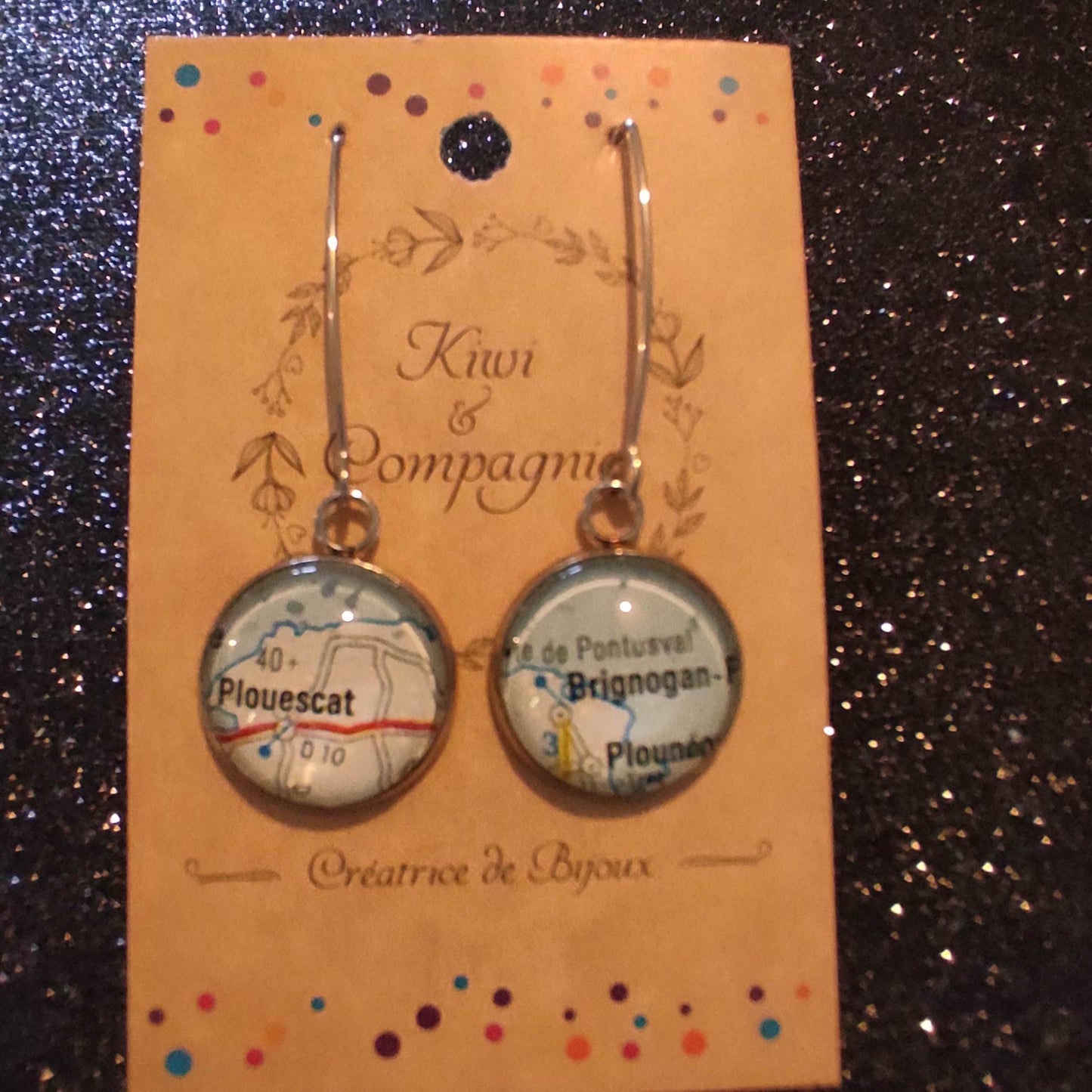 Boucles d’oreilles pendantes cabochons 18mm attaches en V - acier inoxydable - recyclage carte routière Plouescat & Brignogan