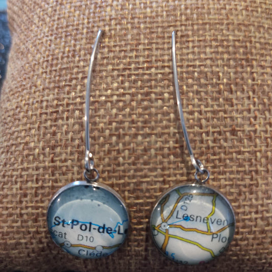 Boucles d’oreilles pendantes cabochons 14mm attaches en V - acier inoxydable - recyclage carte routière Lesneven & St Pol de Léon