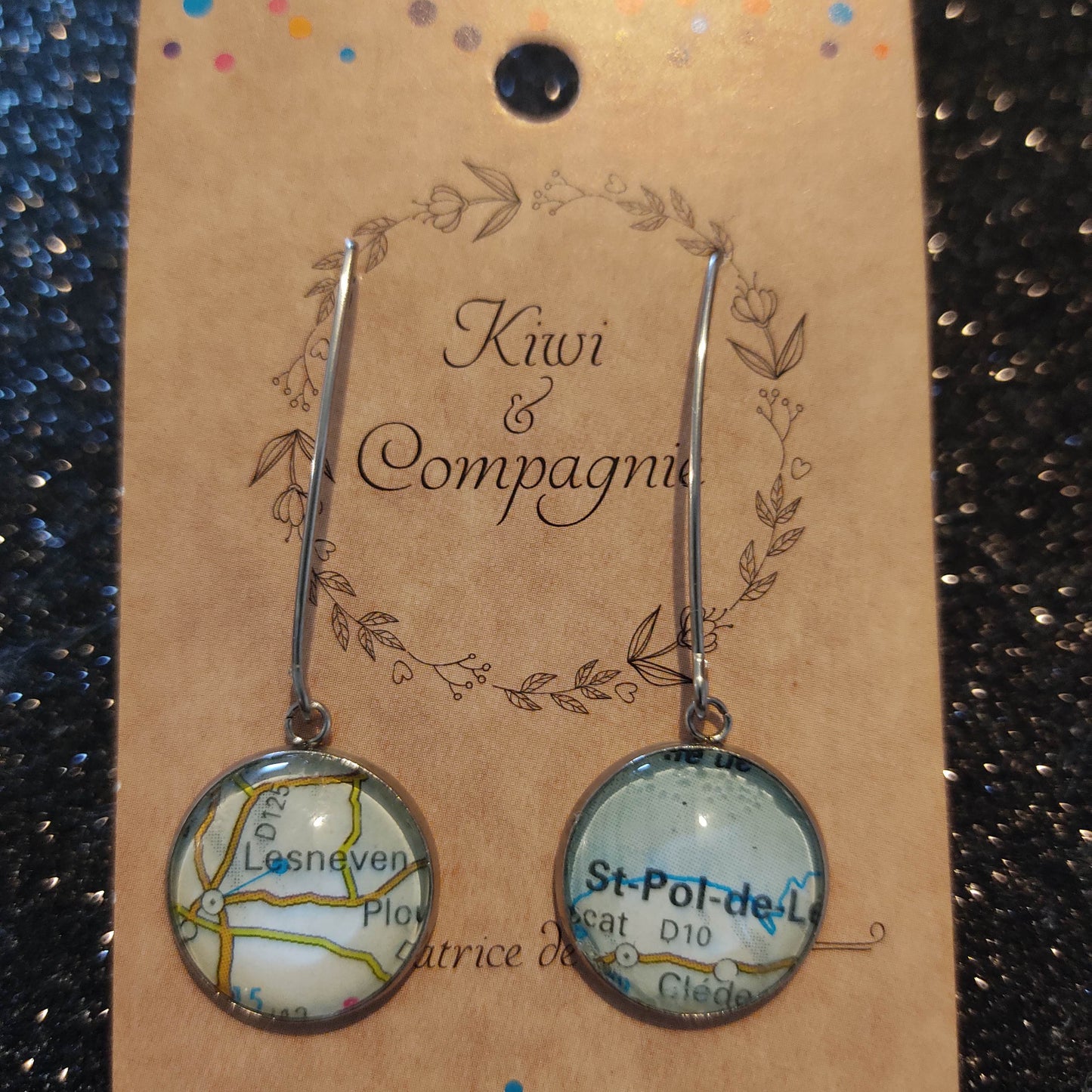 Boucles d’oreilles pendantes cabochons 14mm attaches en V - acier inoxydable - recyclage carte routière Lesneven & St Pol de Léon