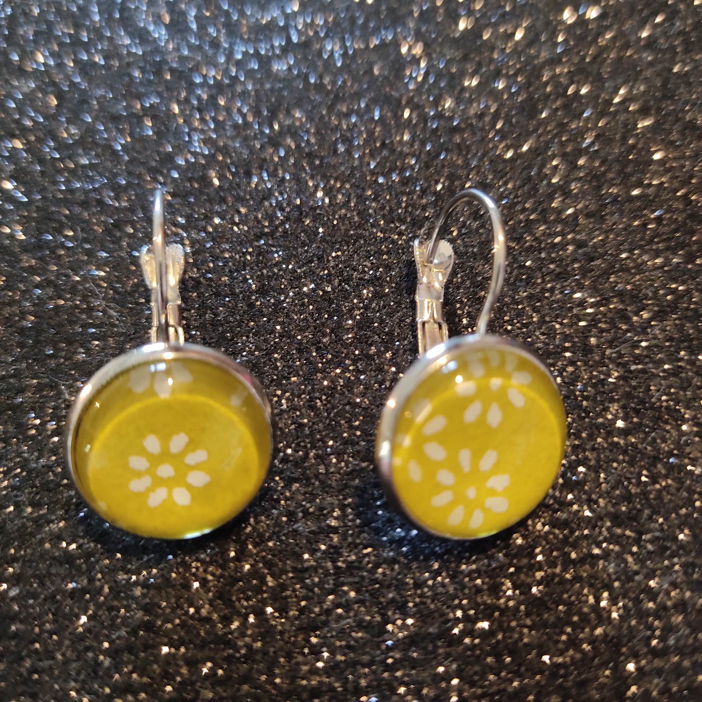 Boucles d'oreilles dormeuses rondes 14mm - Métal argenté - papier japonais floral blanc fond jaune citron