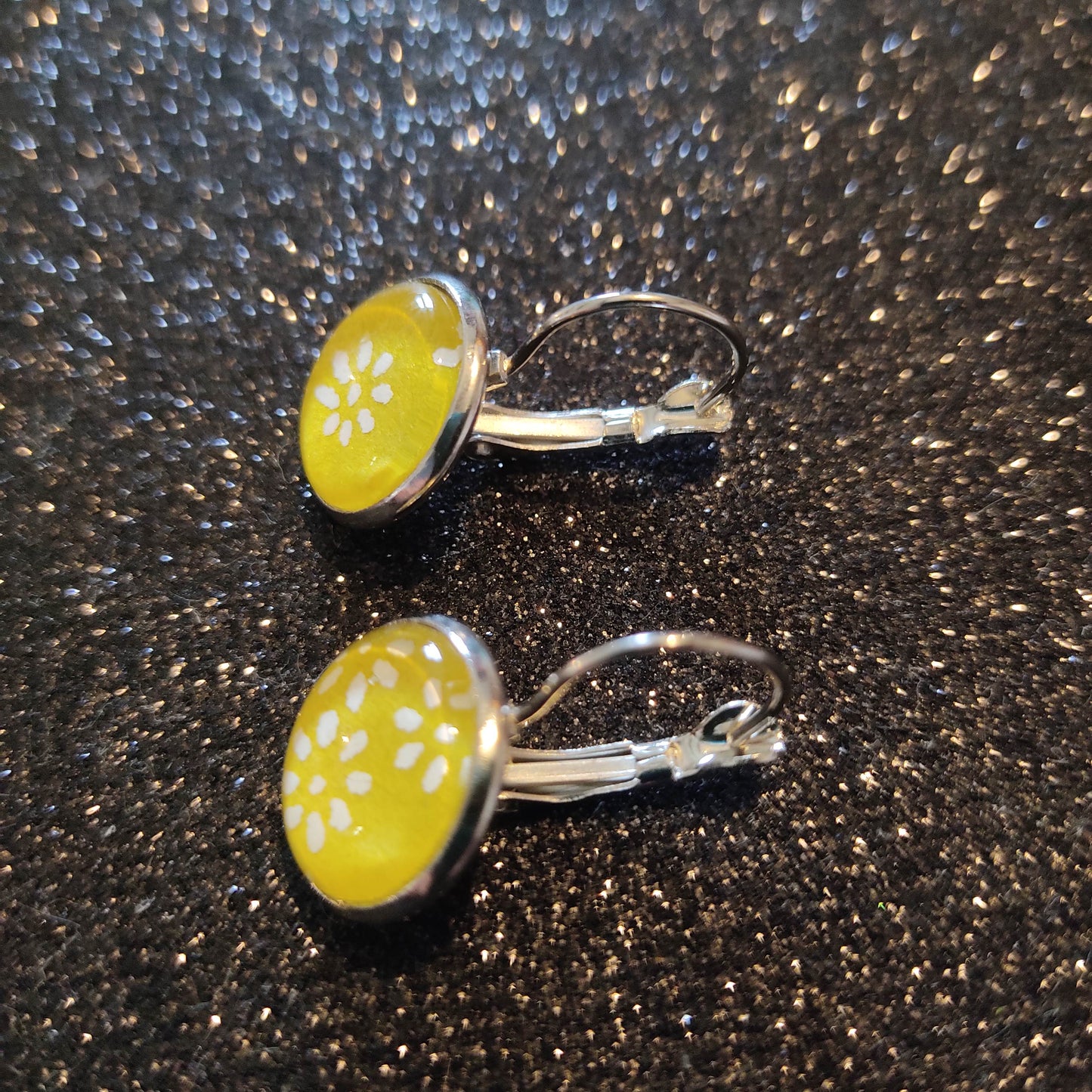 Boucles d'oreilles dormeuses rondes 14mm - Métal argenté - papier japonais floral blanc fond jaune citron