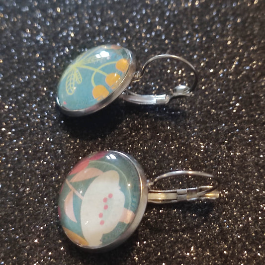 Boucles d'oreilles dormeuses rondes 18mm - Métal argenté - fleurs fond bleu