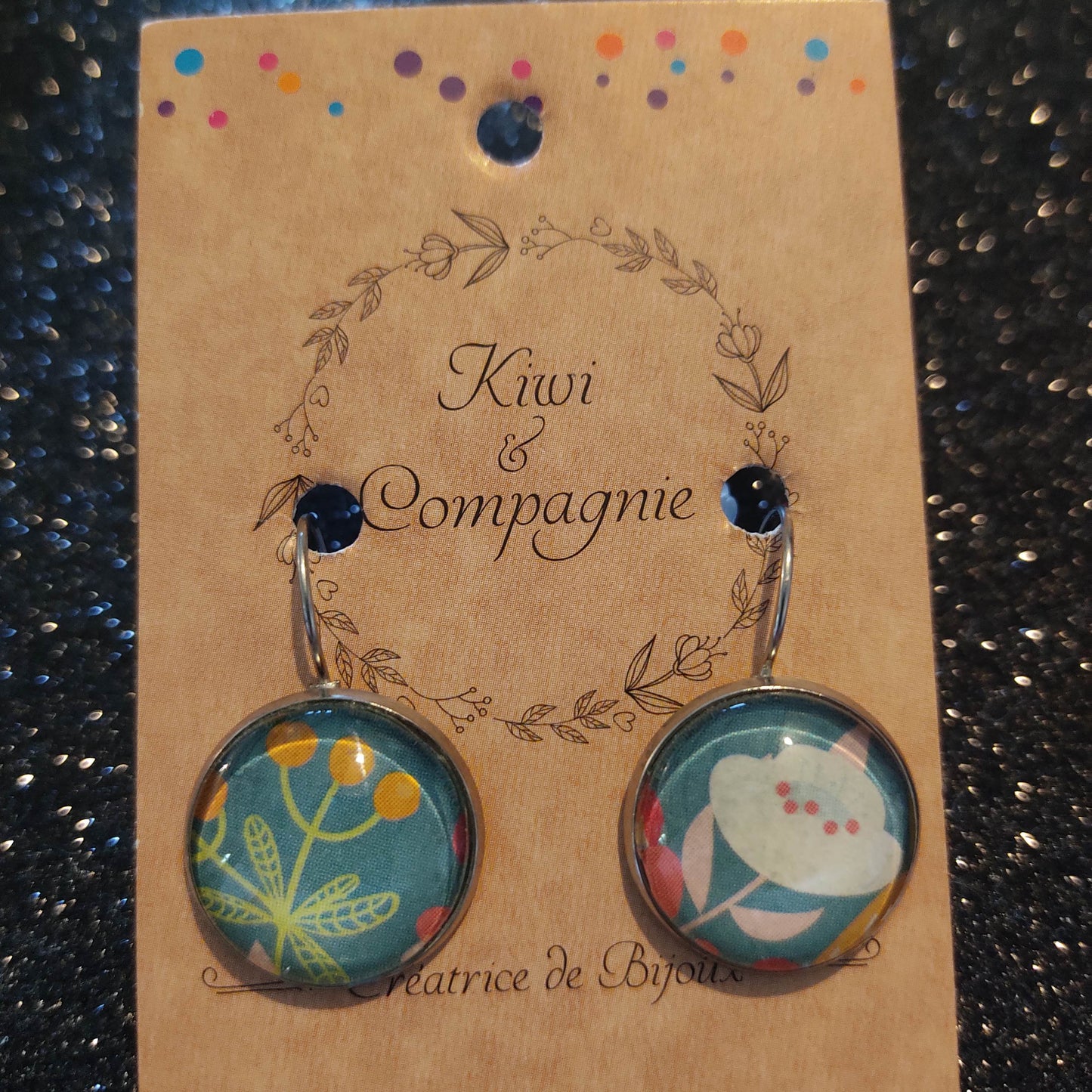 Boucles d'oreilles dormeuses rondes 18mm - Métal argenté - fleurs fond bleu