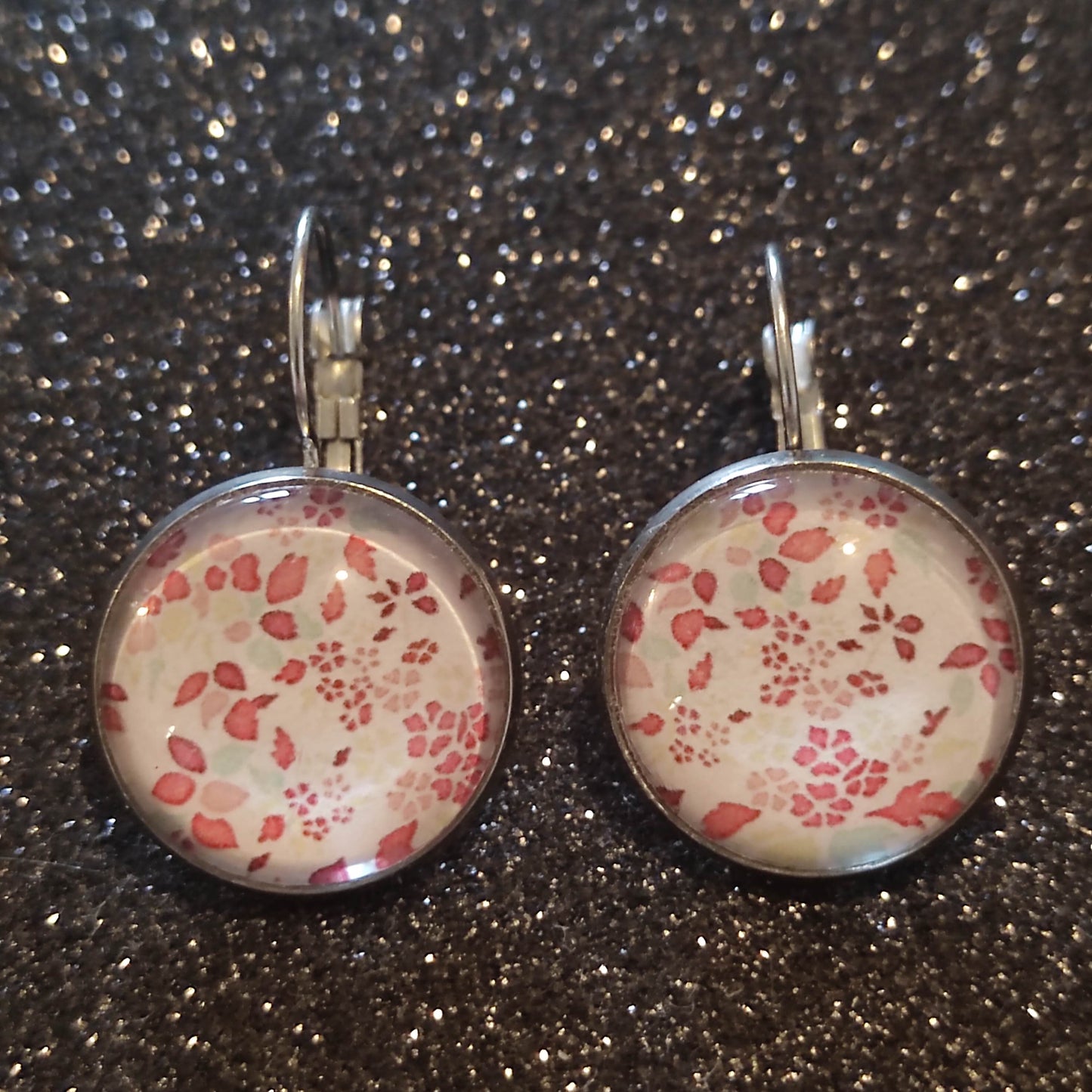 Boucles d'oreilles dormeuses rondes 18mm - Métal argenté - fleurs rose antique et bleues pastel fond blanc