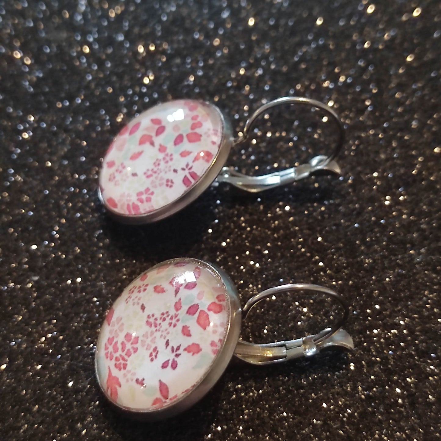 Boucles d'oreilles dormeuses rondes 18mm - Métal argenté - fleurs rose antique et bleues pastel fond blanc