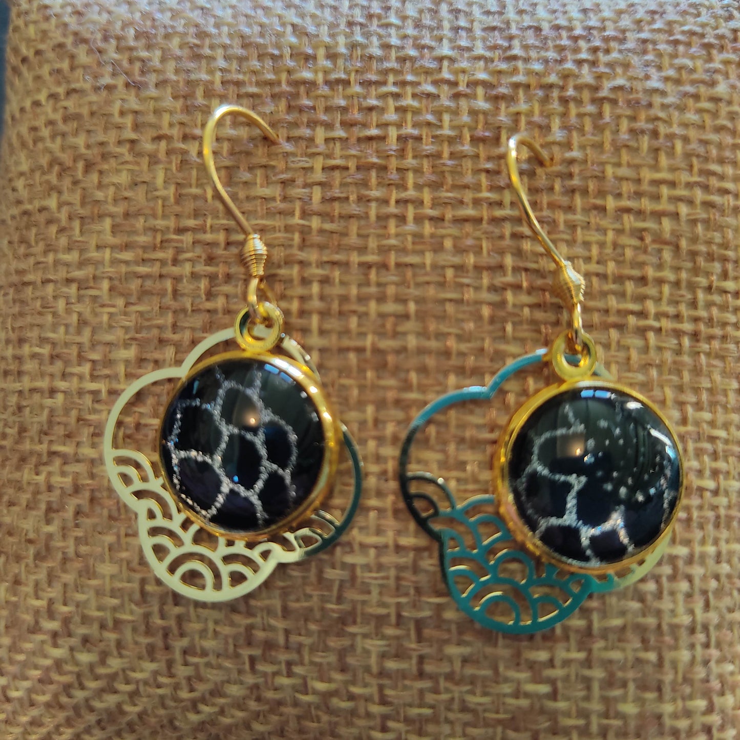 Boucles d'oreilles cabochons ronds 12mm - Acier inoxydable doré - Breloque nuage filigrane - Fleurs noirs et argentées