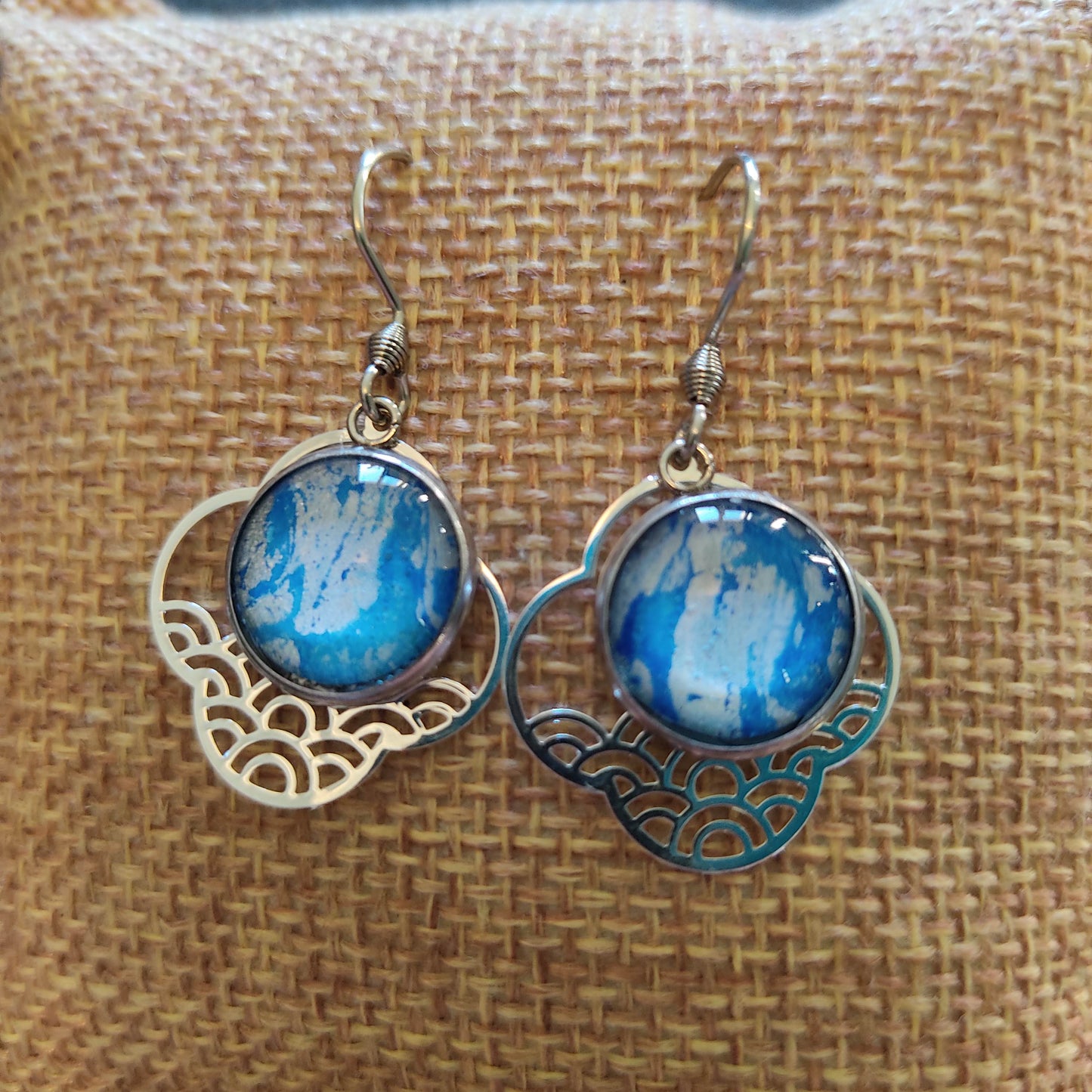 Boucles d'oreilles cabochons ronds 12mm - Acier inoxydable - Breloque nuage filigrane - Papier marbré bleu, blanc et argenté