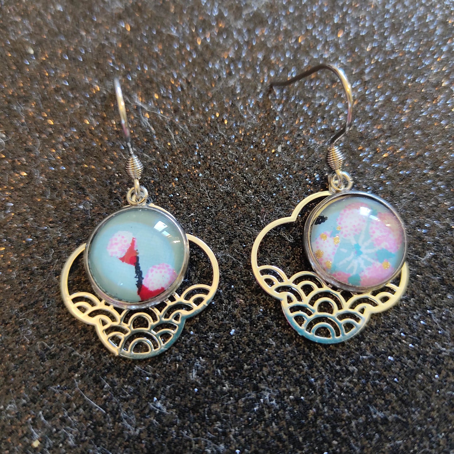Boucles d'oreilles cabochons ronds 12mm - Acier inoxydable - Breloque nuage filigrane - Fleurs fond bleu pastel