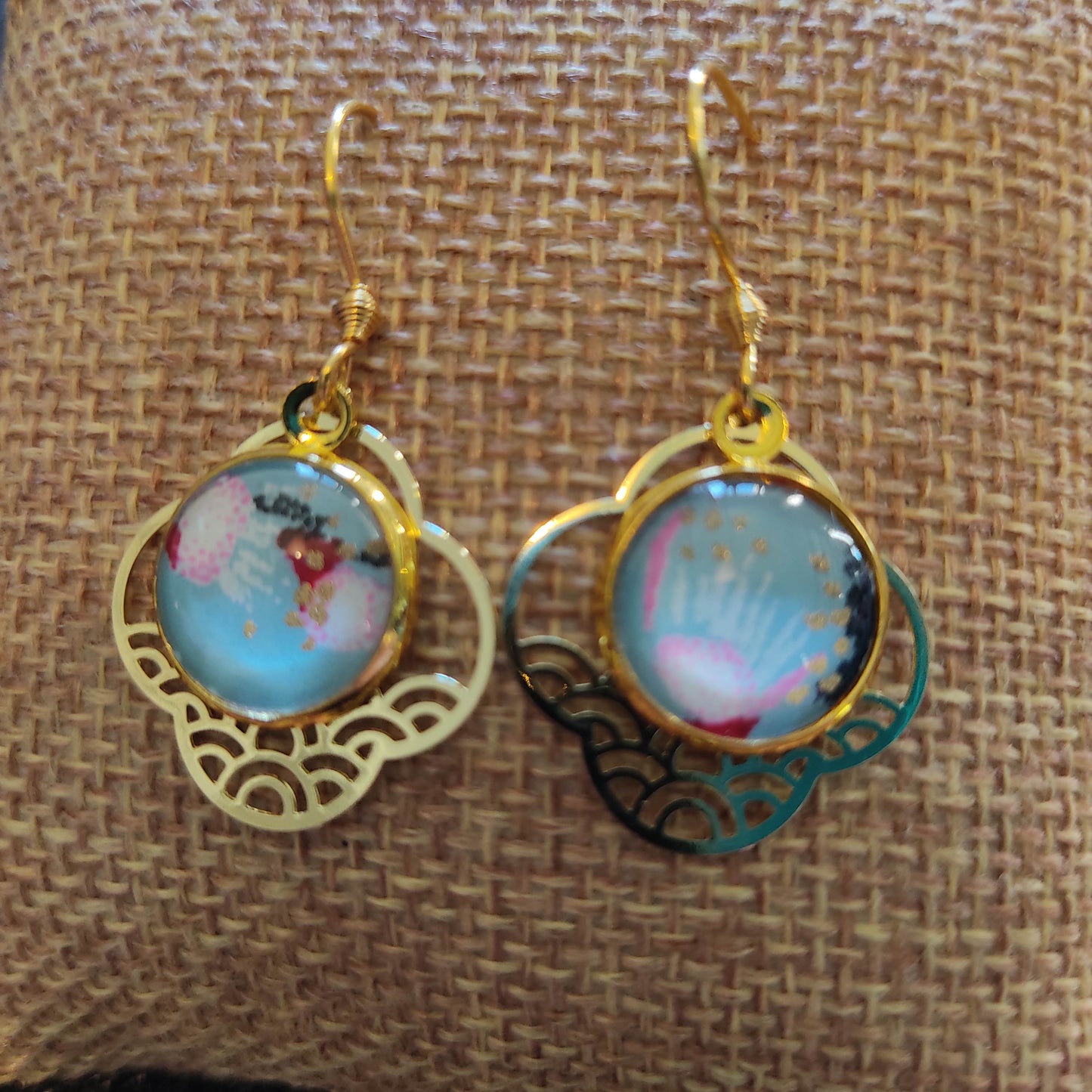 Boucles d'oreilles cabochons ronds 12mm - Acier inoxydable doré - Breloque nuage filigrane - Fleurs fond bleu pastel