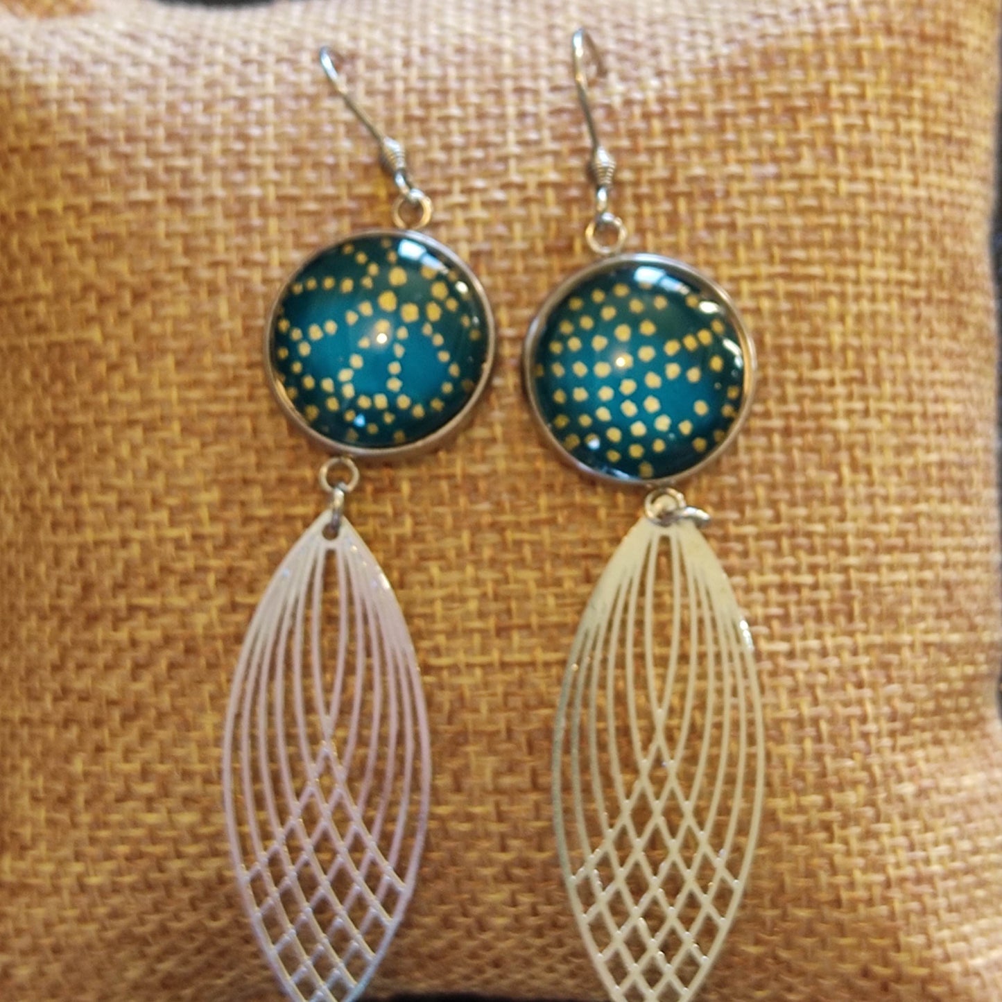 Boucles d'oreilles cabochons ronds 14mm - Acier inoxydable - papier japonais pois dorés, fond vert sapin - breloque filigrane plume