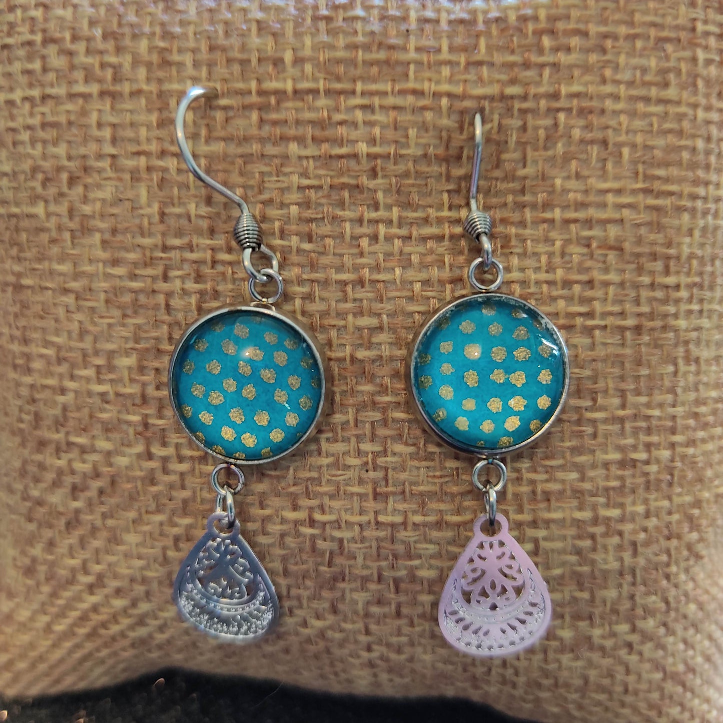 Boucles d'oreilles cabochons 12mm - Acier inoxydable - pois dorés sur fond vert émeraude , breloque goutte filigrane