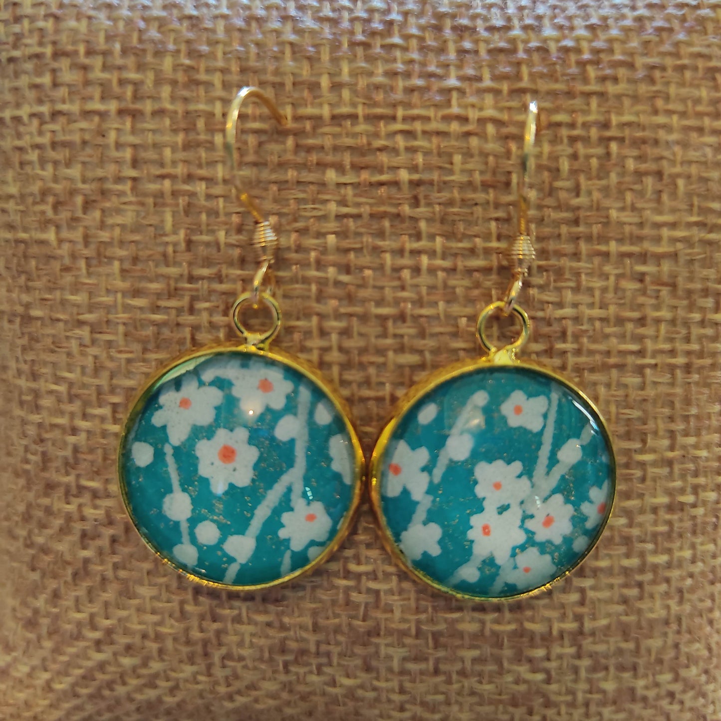 Boucles d'oreilles cabochons ronds 18mm - acier inoxydable doré - papier japonais floral blanc, fond bleu
