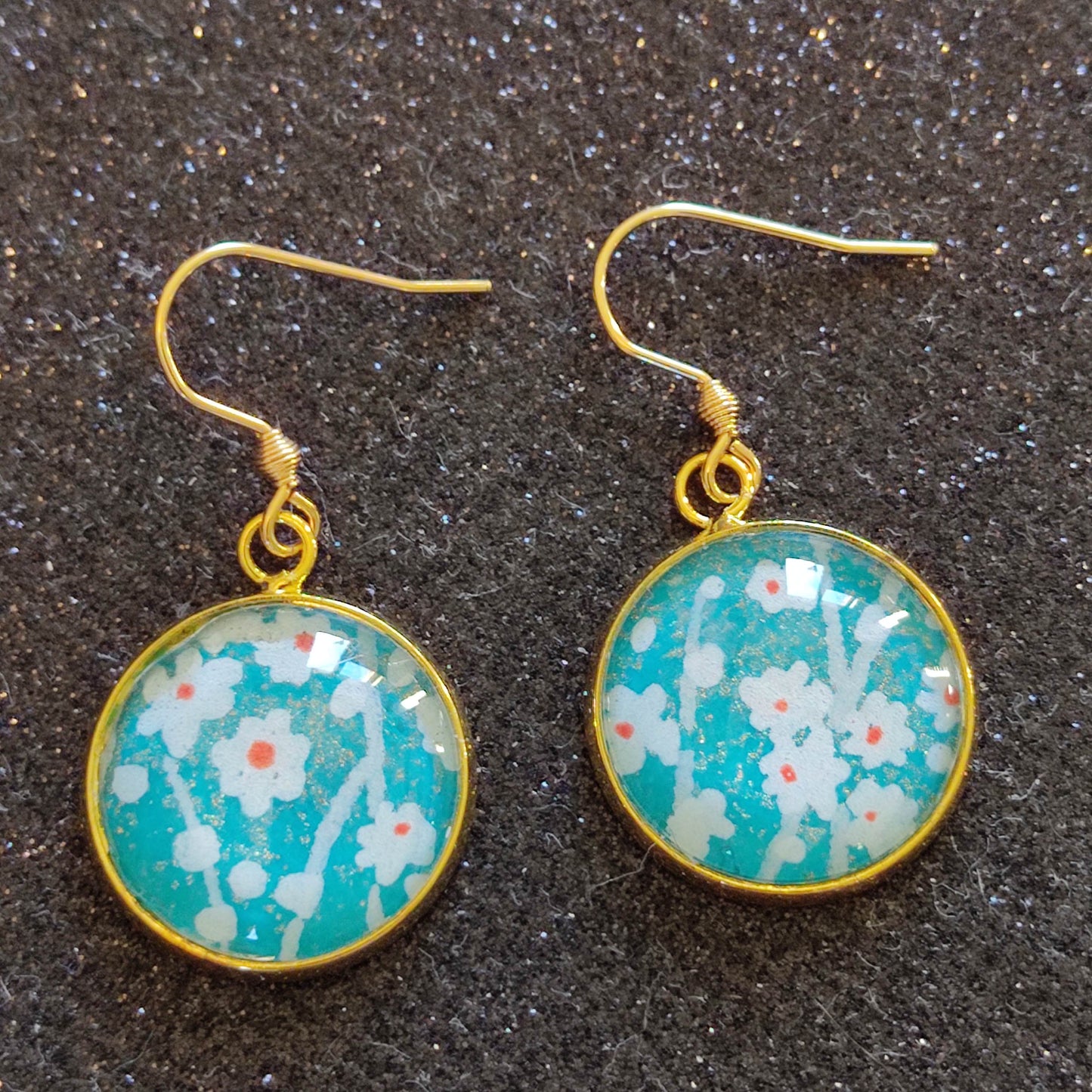 Boucles d'oreilles cabochons ronds 18mm - acier inoxydable doré - papier japonais floral blanc, fond bleu