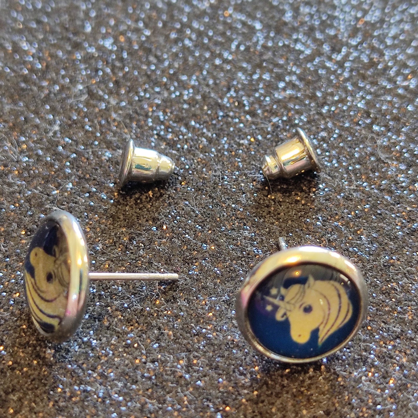 Boucles d'oreilles Puces 10mm - Acier inoxydable - licorne sur fond bleu