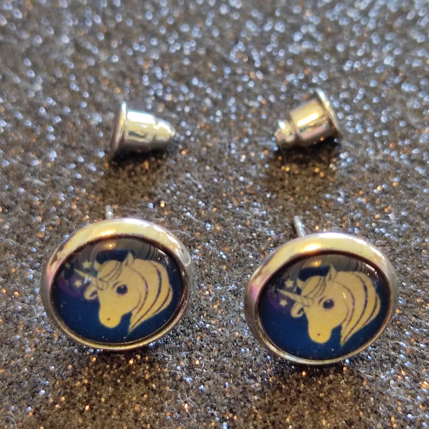 Boucles d'oreilles Puces 10mm - Acier inoxydable - licorne sur fond bleu