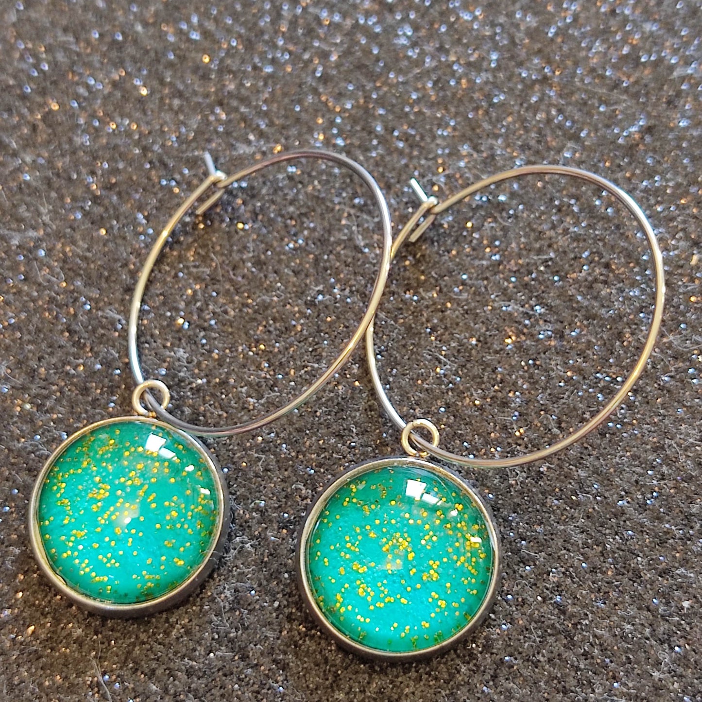 Boucles d'oreilles Créoles 25 mm - cabochons verre 14 mm - papier japonais pailleté doré, fond vert émeraude - acier inoxydable