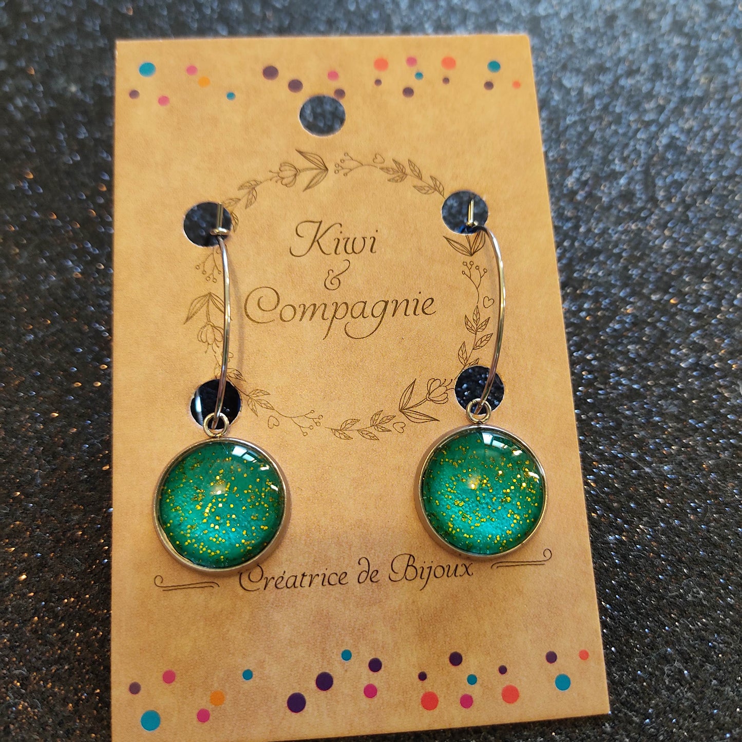 Boucles d'oreilles Créoles 25 mm - cabochons verre 14 mm - papier japonais pailleté doré, fond vert émeraude - acier inoxydable