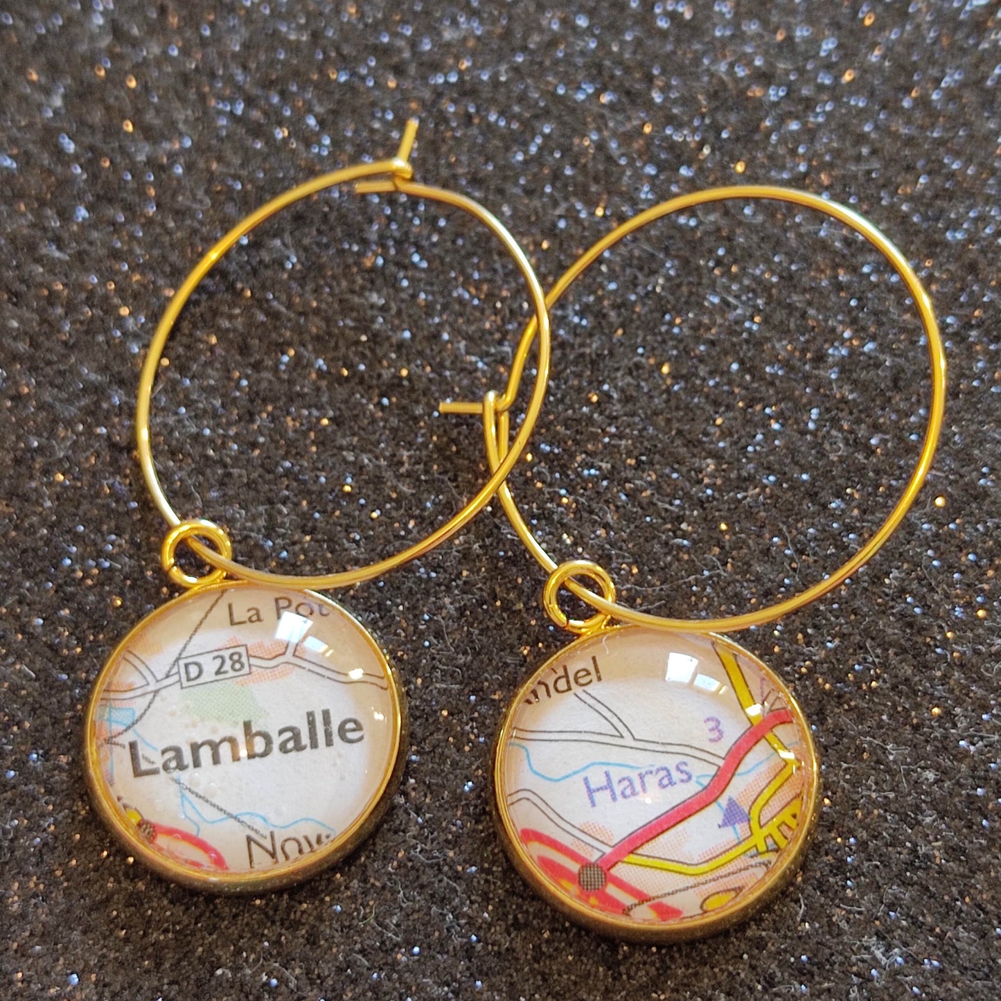 Boucles d'oreilles Créoles 25 mm - cabochons verre 16 mm - recyclage carte routière Lamballe (22) - acier inoxydable doré