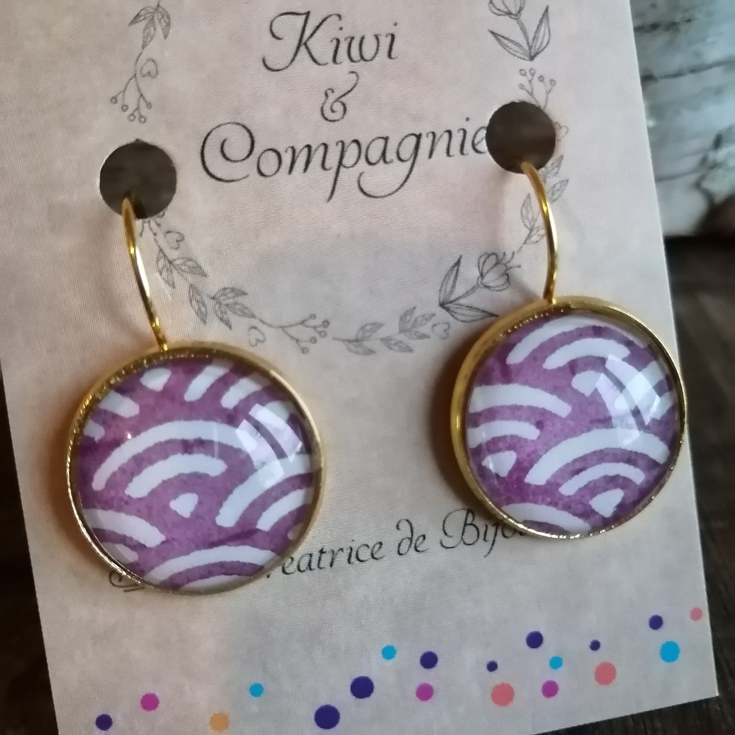 Boucles d'oreilles dormeuses rondes 18mm - Acier inoxydable doré - graphique blanc et violet