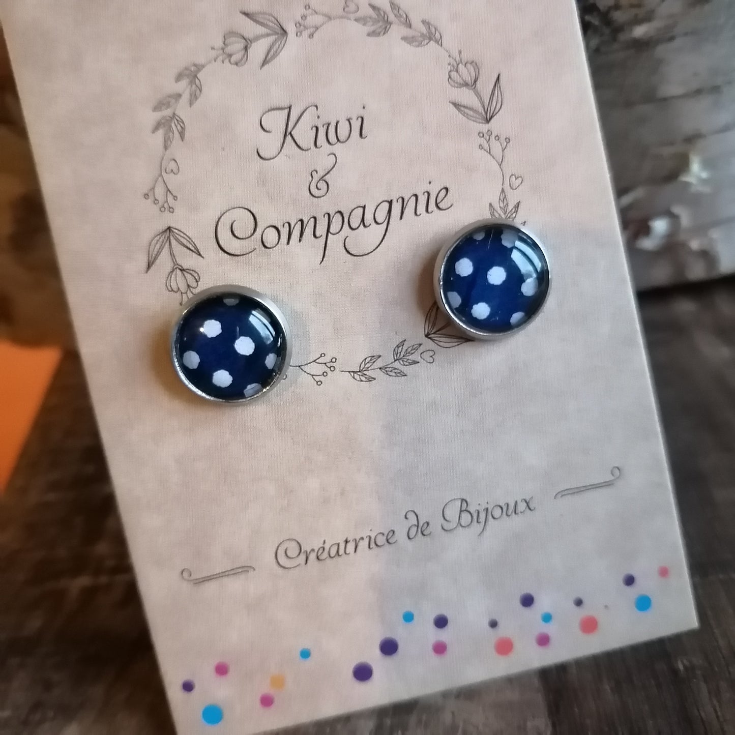 Boucles d'oreilles Puces 10mm - Acier inoxydable - Pois blancs, fond bleu marine