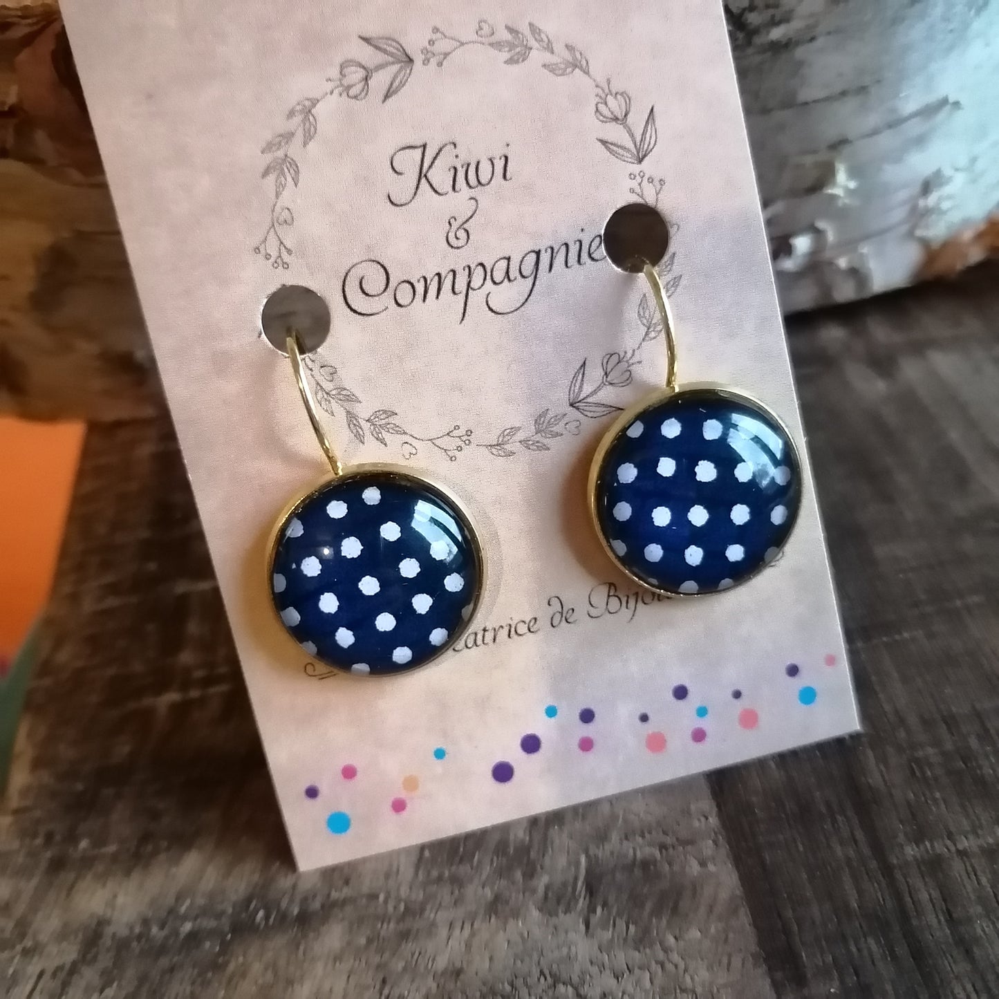 Boucles d'oreilles dormeuses rondes 18mm - Acier inoxydable doré - pois blancs, fond bleu marine