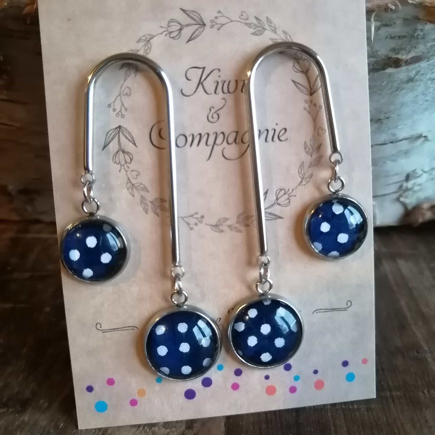 Boucle d'oreille en forme de U - acier inoxydable - double cabochon - pois blancs, fond bleu marine