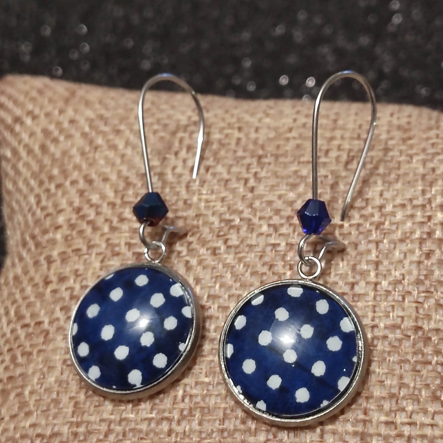 Boucles d'oreilles pendantes crochets fermés - Cabochon rond 16mm - acier inoxydable - Pois blancs, fond bleu marine - Perle bleu marine