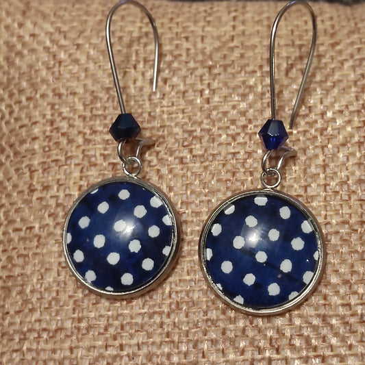 Boucles d'oreilles pendantes crochets fermés - Cabochon rond 16mm - acier inoxydable - Pois blancs, fond bleu marine - Perle bleu marine