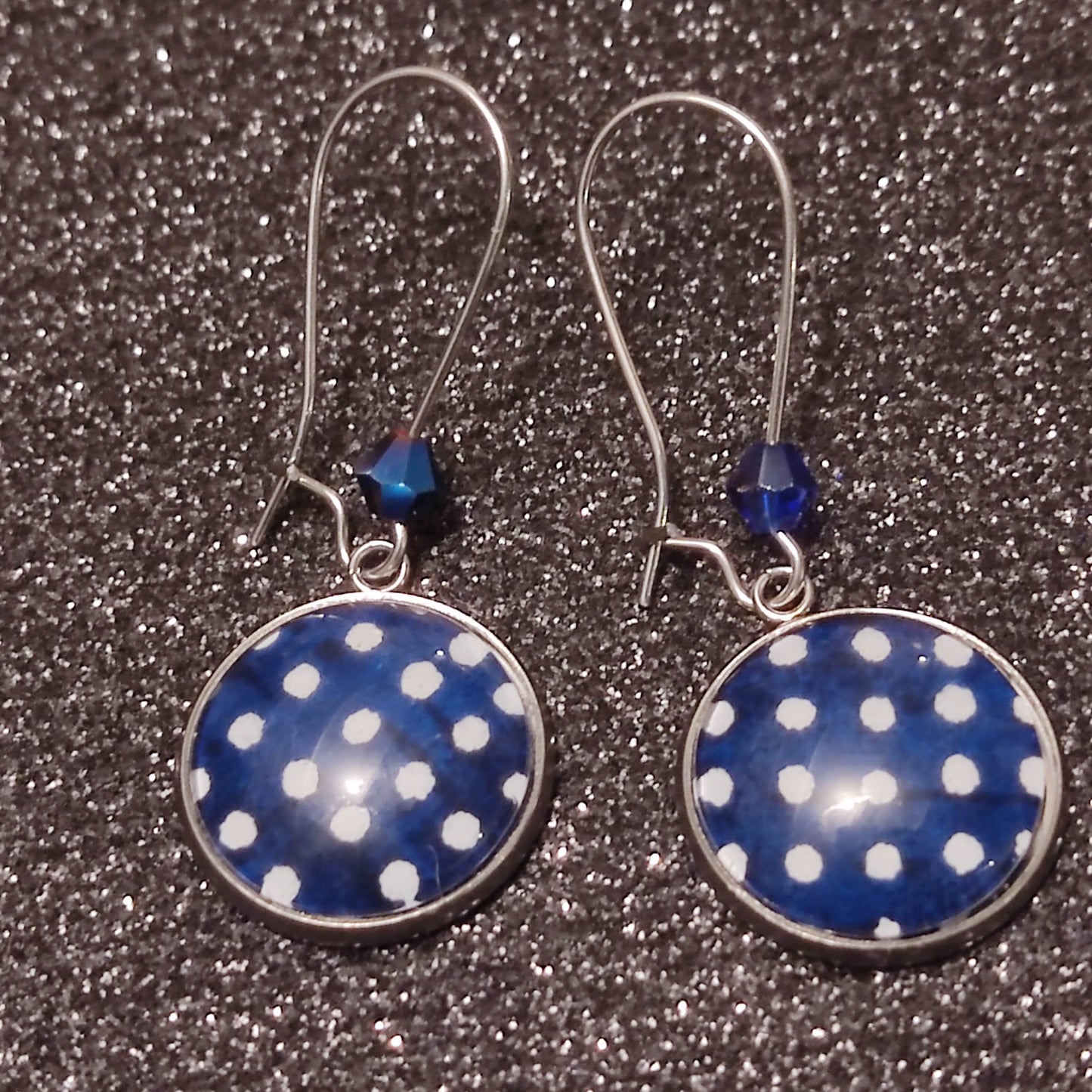 Boucles d'oreilles pendantes crochets fermés - Cabochon rond 16mm - acier inoxydable - Pois blancs, fond bleu marine - Perle bleu marine