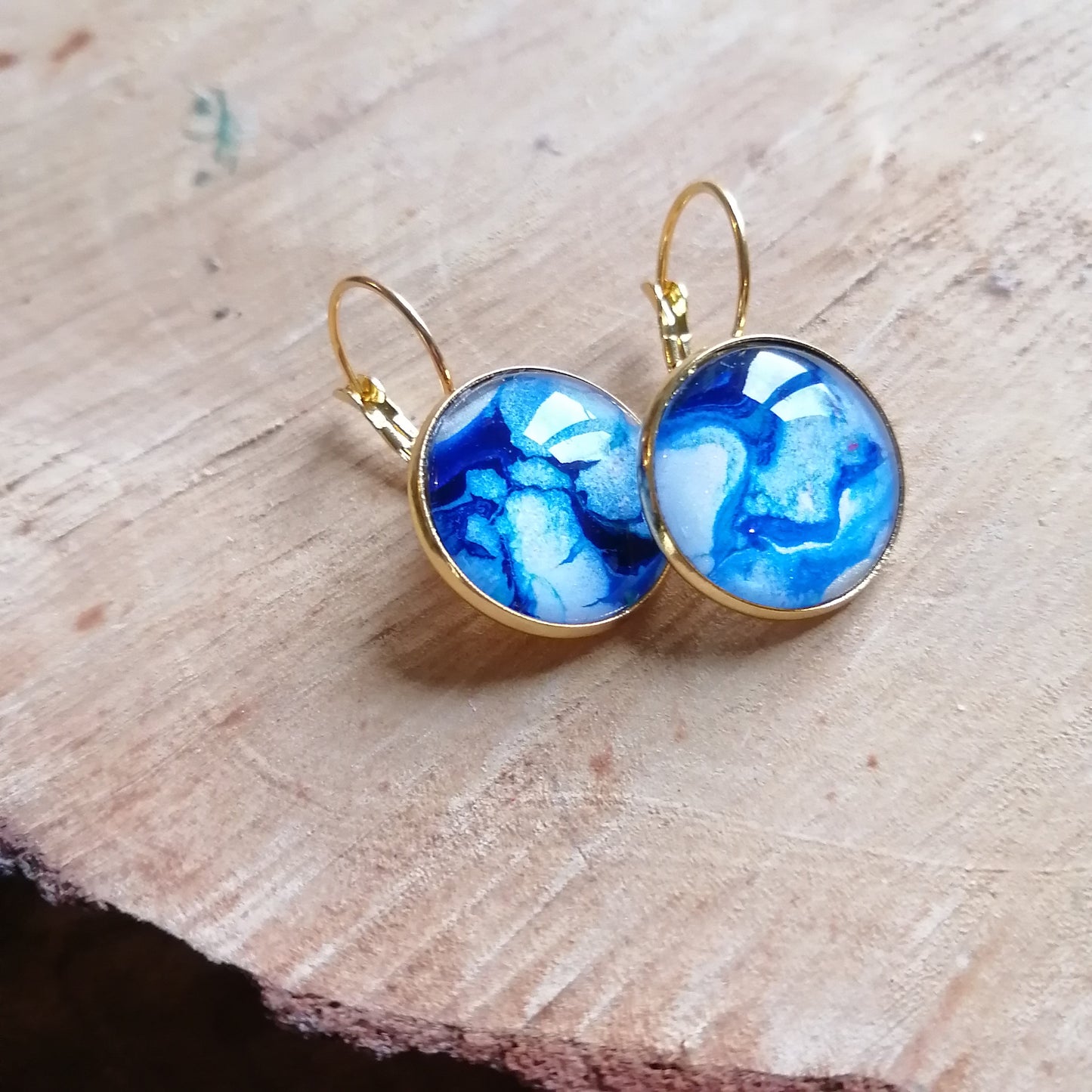Boucles d'oreilles dormeuses rondes 18mm - Acier inoxydable doré - papier marbré bleu marine et blanc