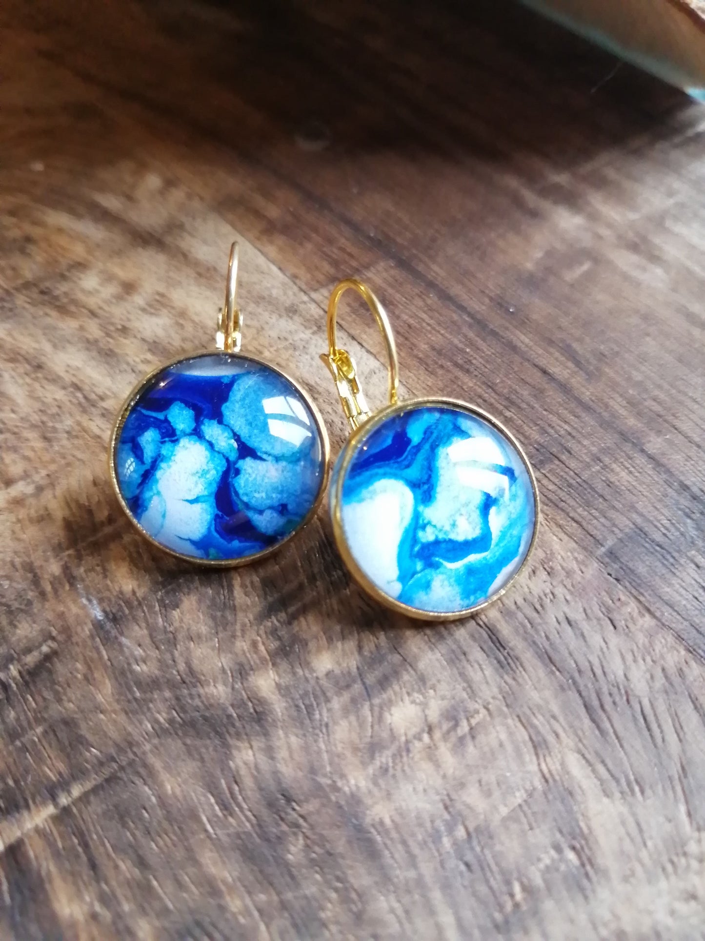 Boucles d'oreilles dormeuses rondes 18mm - Acier inoxydable doré - papier marbré bleu marine et blanc