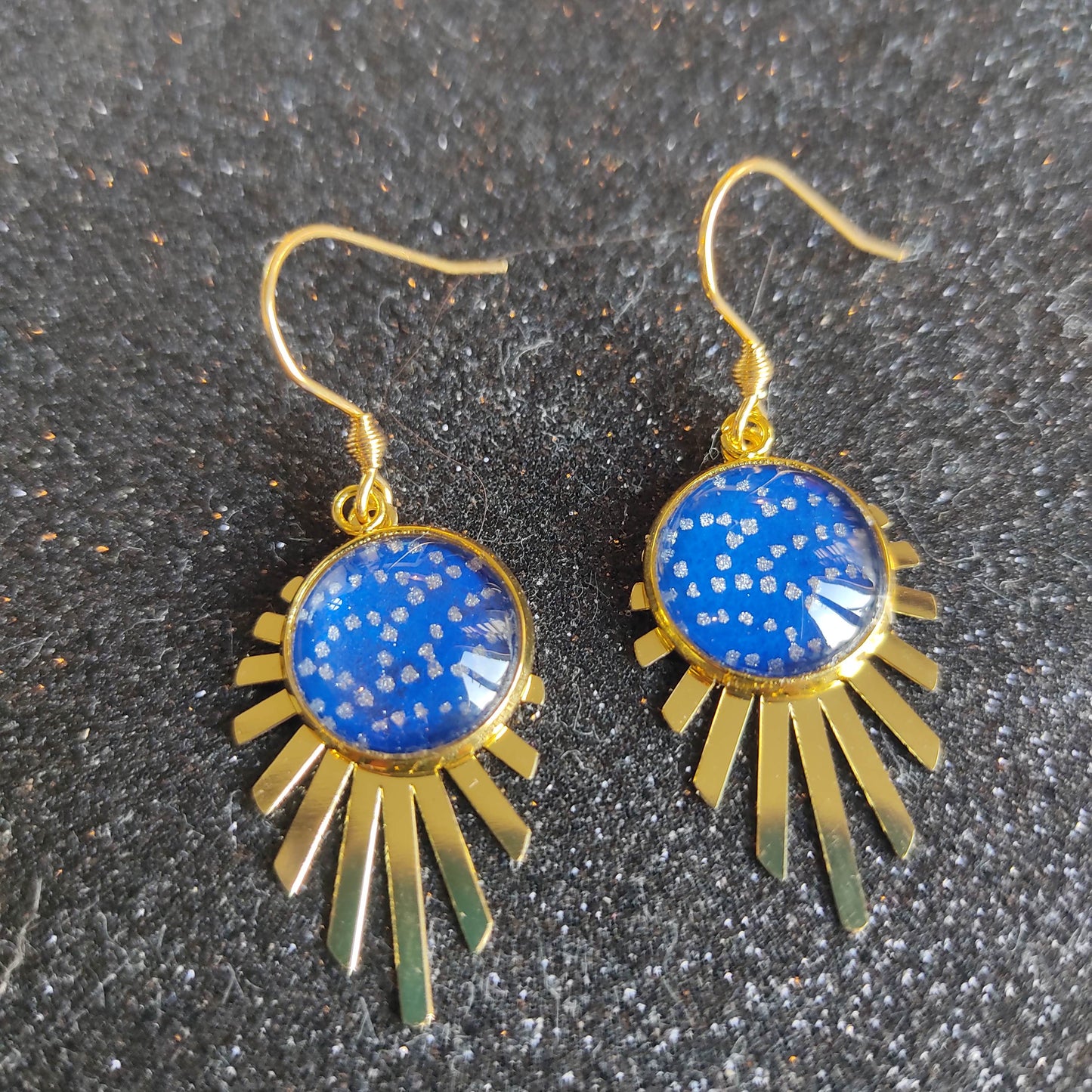 Boucles d'oreilles cabochons 12mm - Acier inoxydable doré - pois argentés fond bleu indigo, breloque feuille filigrane