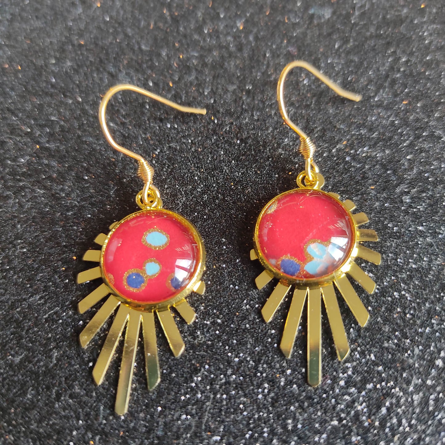 Boucles d'oreilles cabochons 12mm - Acier inoxydable doré - floral bleu fond rouge baie, breloque feuille filigrane