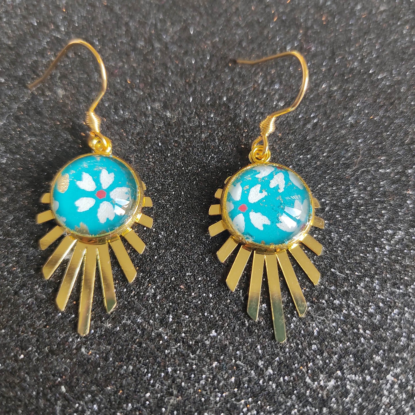 Boucles d'oreilles cabochons 12mm - Acier inoxydable doré - fleurs blanches fond bleu, breloque feuille filigrane