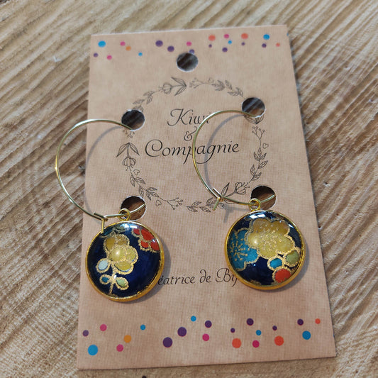 Boucles d'oreilles Créoles 25 mm - cabochons verre 16 mm - papier japonais floral fond bleu - acier inoxydable doré