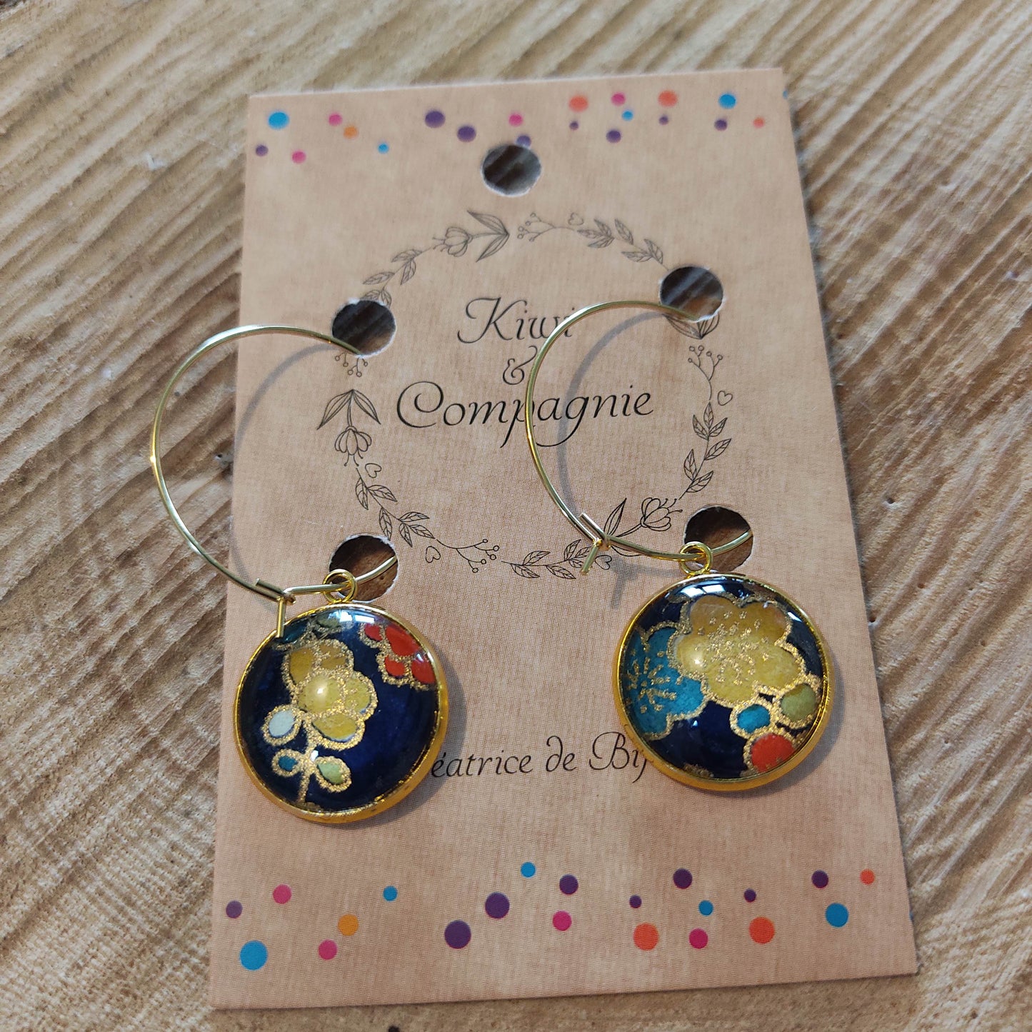 Boucles d'oreilles Créoles 25 mm - cabochons verre 16 mm - papier japonais floral fond bleu - acier inoxydable doré