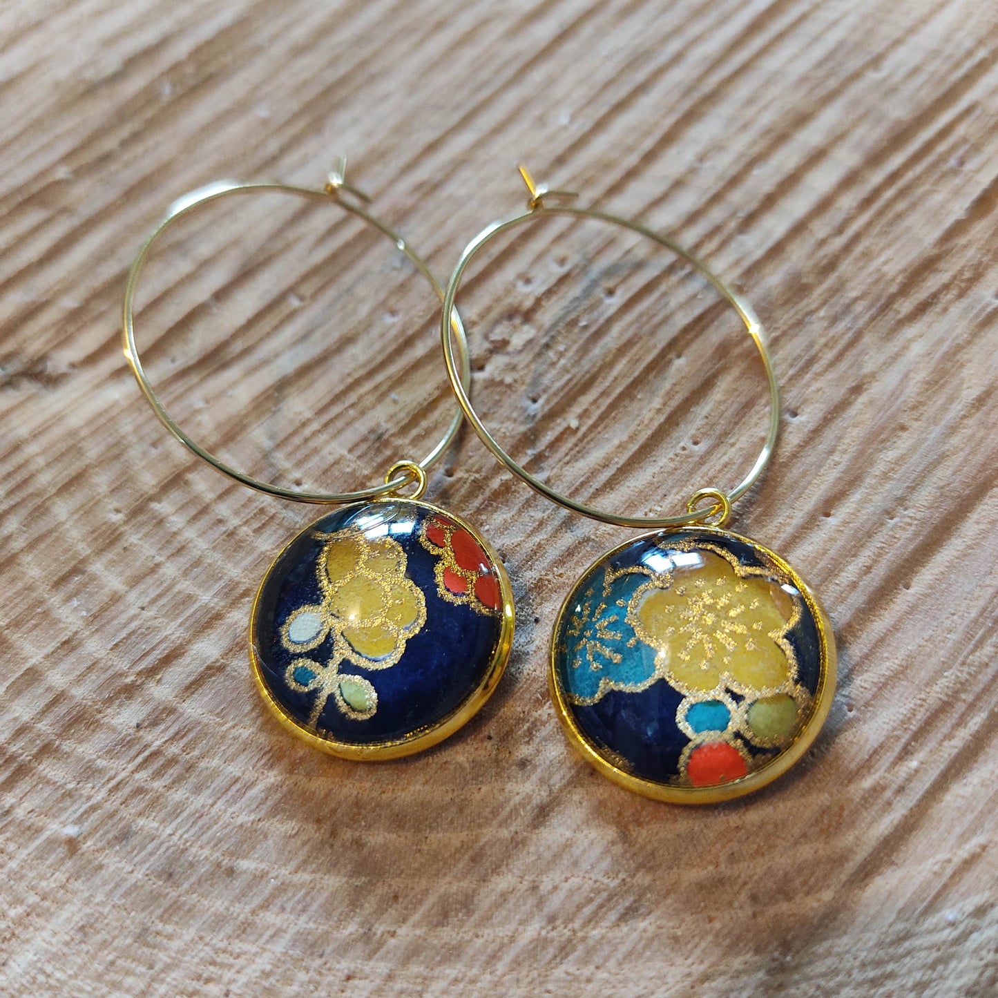 Boucles d'oreilles Créoles 25 mm - cabochons verre 16 mm - papier japonais floral fond bleu - acier inoxydable doré