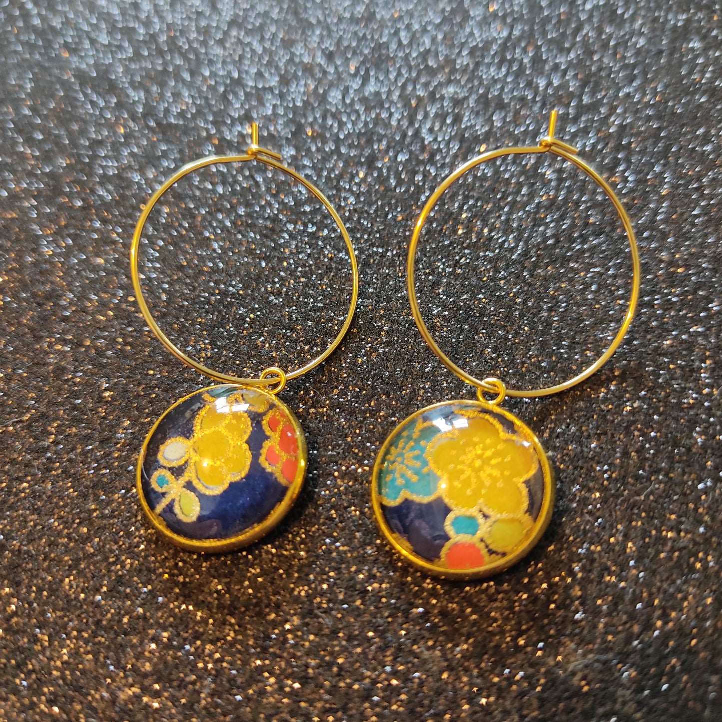 Boucles d'oreilles Créoles 25 mm - cabochons verre 16 mm - papier japonais floral fond bleu - acier inoxydable doré