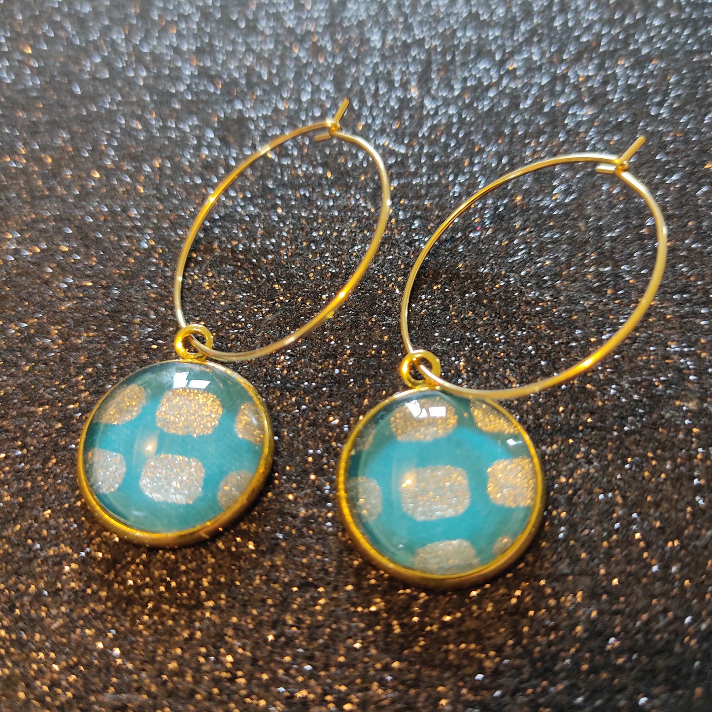 Boucles d'oreilles Créoles 25 mm - cabochons verre 16 mm - pois argentés, fond bleu atoll - acier inoxydable doré