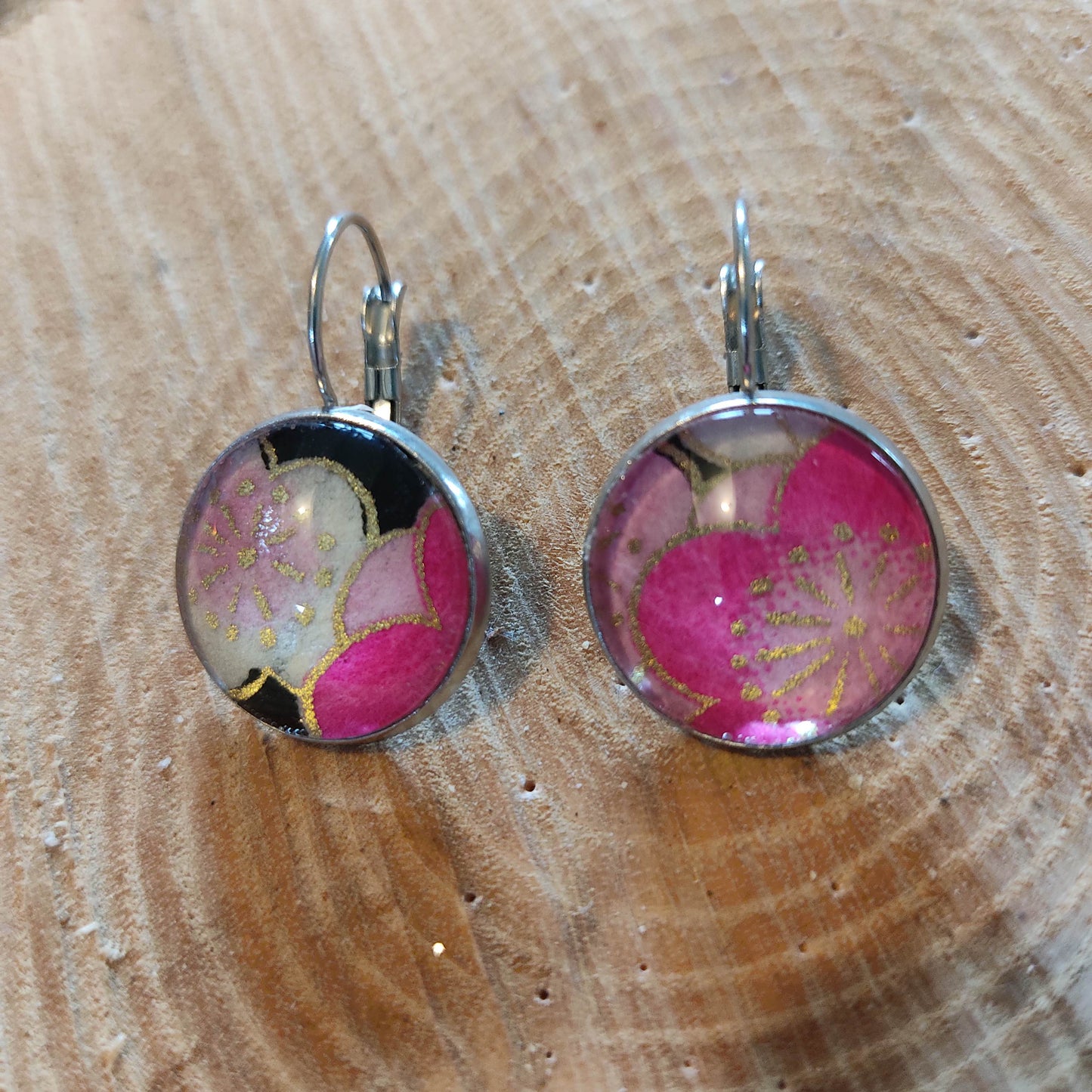 Boucles d'oreilles dormeuses rondes 18mm - Acier inoxydable - papier japonais fleurs roses et dorées, fond noir
