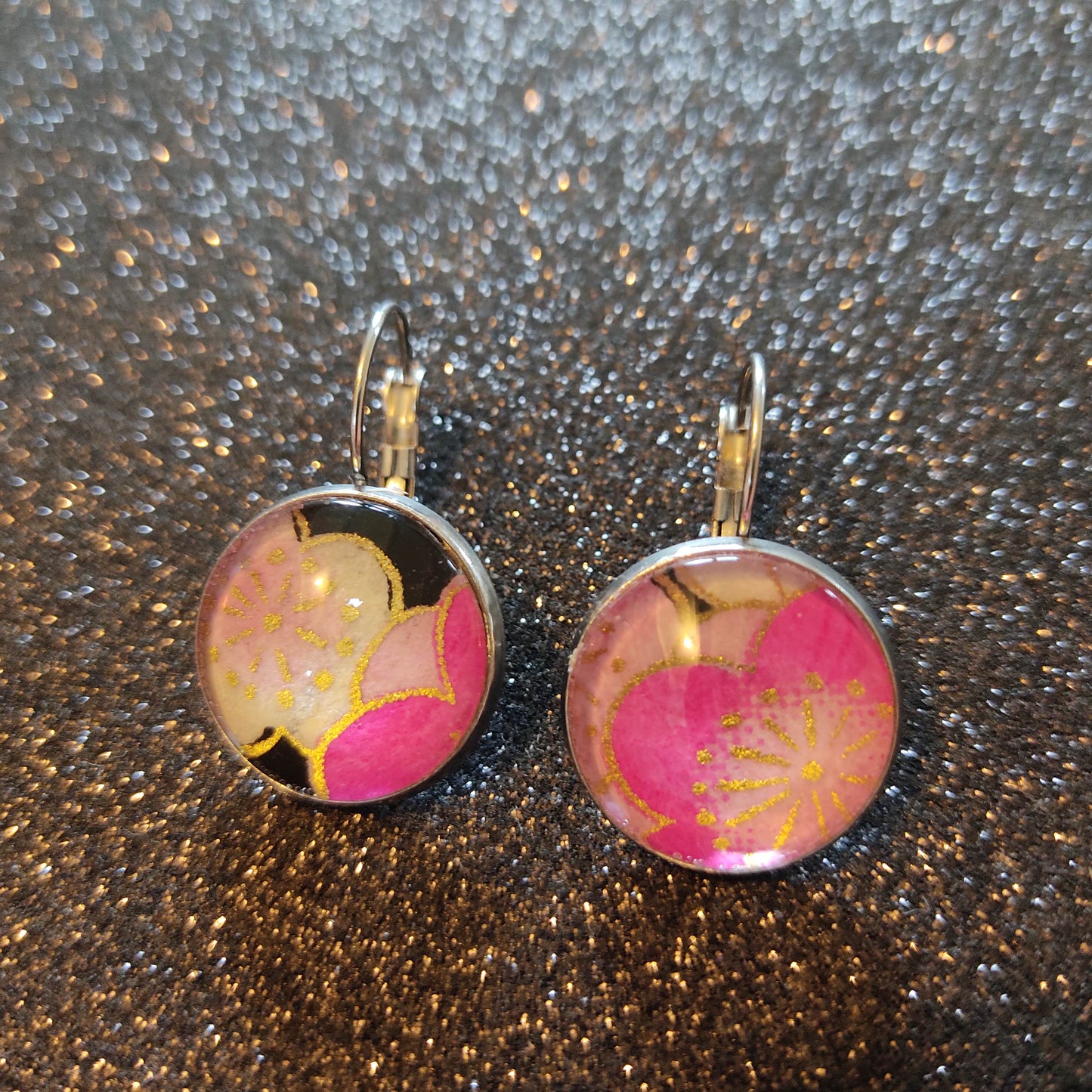 Boucles d'oreilles dormeuses rondes 18mm - Acier inoxydable - papier japonais fleurs roses et dorées, fond noir