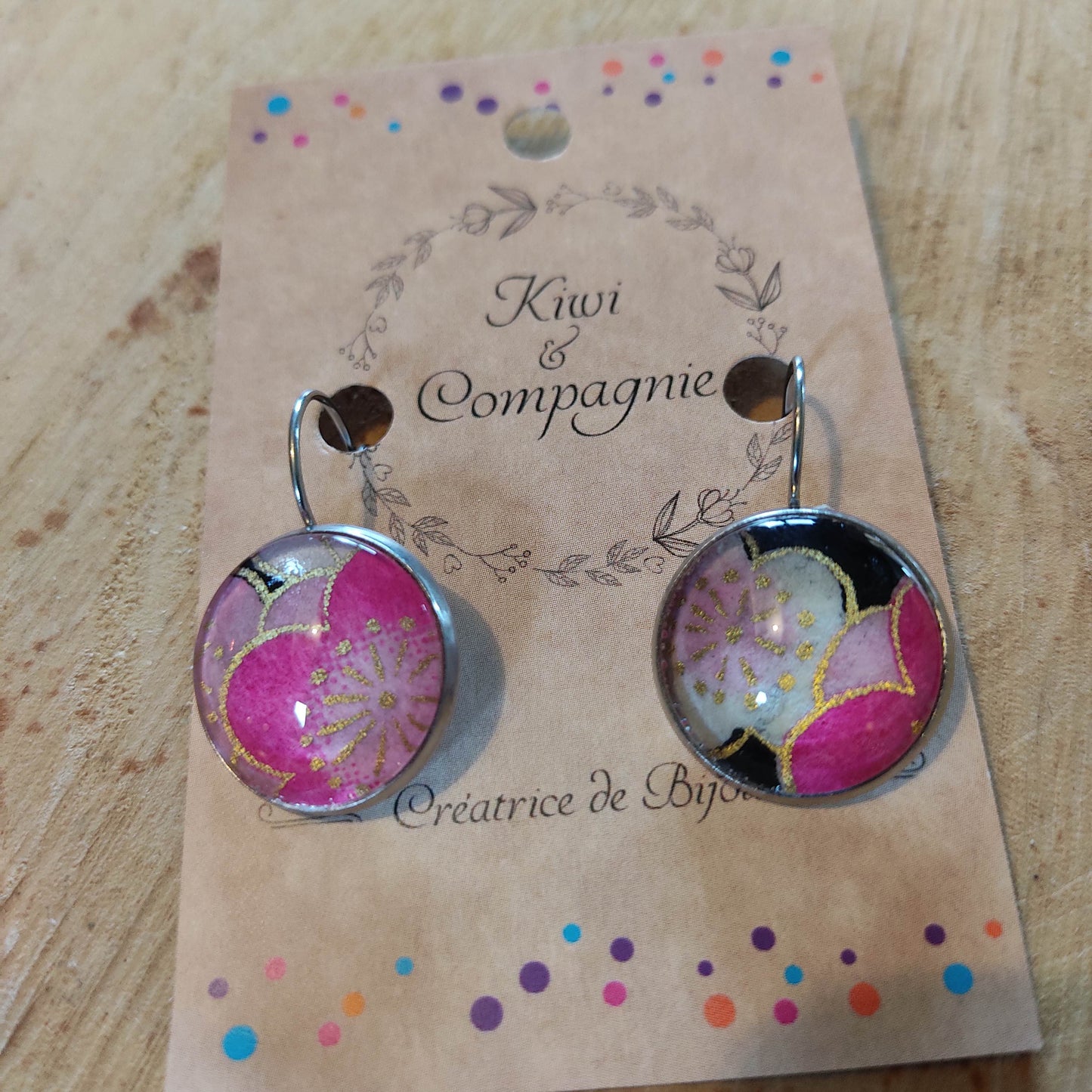 Boucles d'oreilles dormeuses rondes 18mm - Acier inoxydable - papier japonais fleurs roses et dorées, fond noir