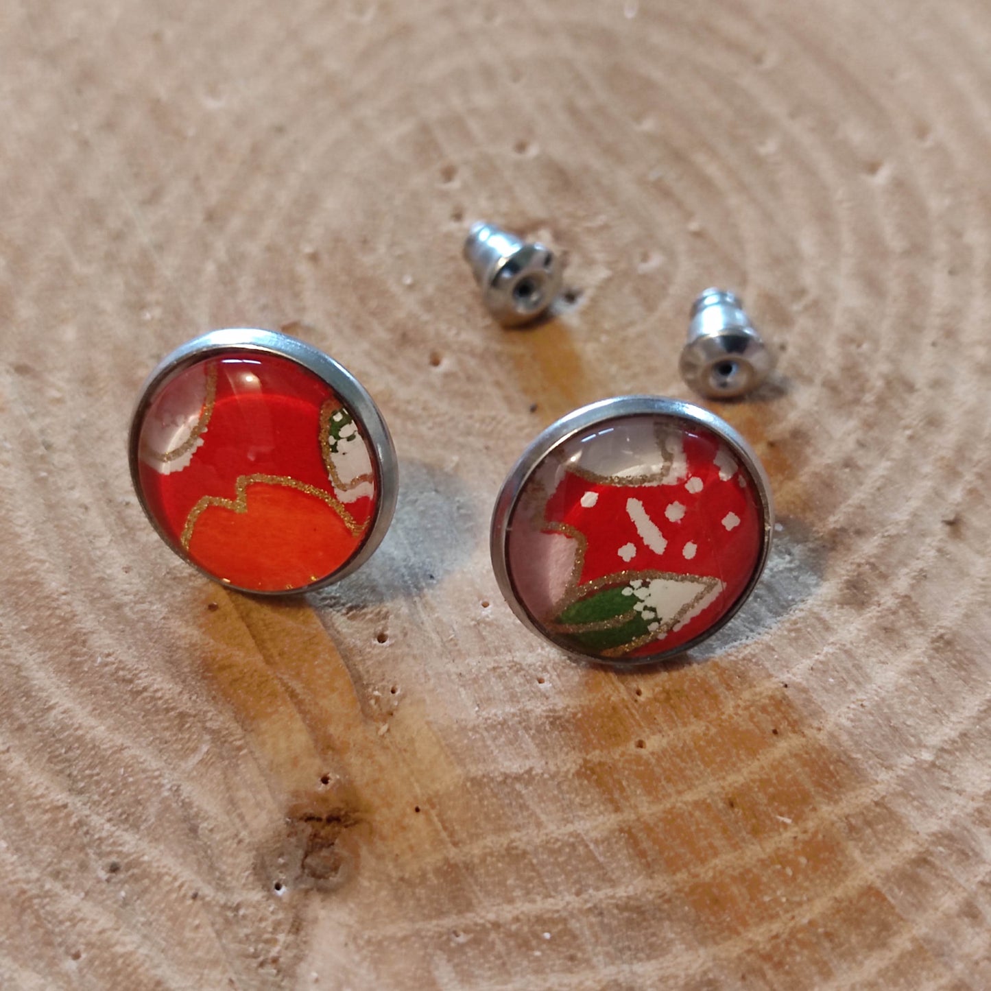 Boucles d'oreilles Puces 12mm - Acier inoxydable - Papier japonais fleur de cerisier fond rouge